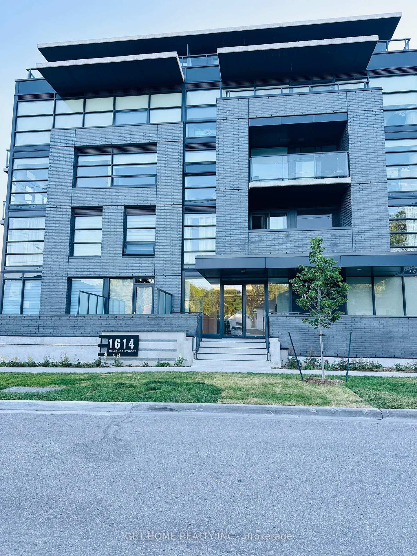 Front of Unit 153 D, 1614 Charles Street