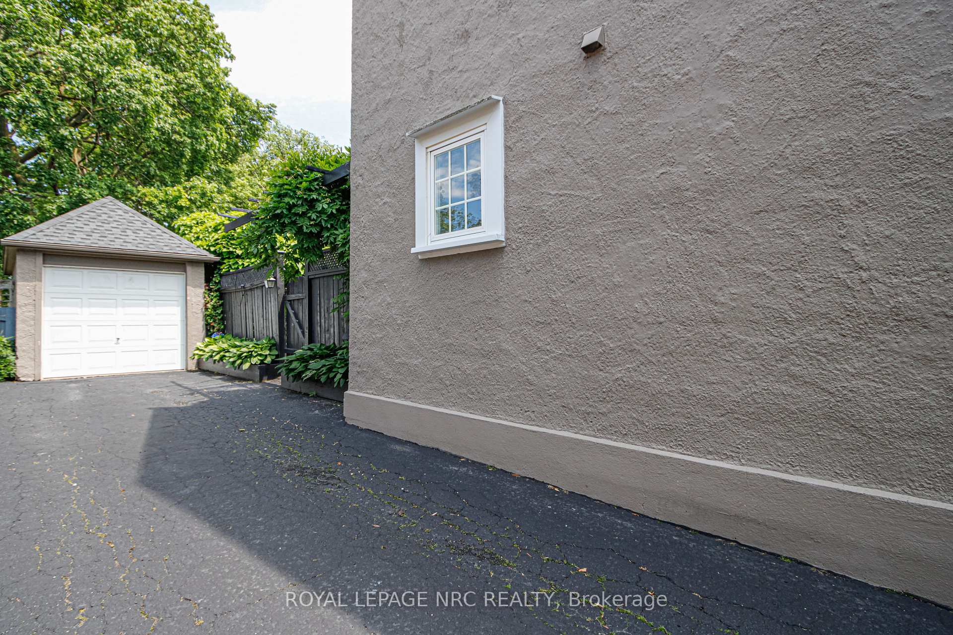 Photo 4 of 15 South Drive, St. Catharines, Old Glenridge — HOMEH