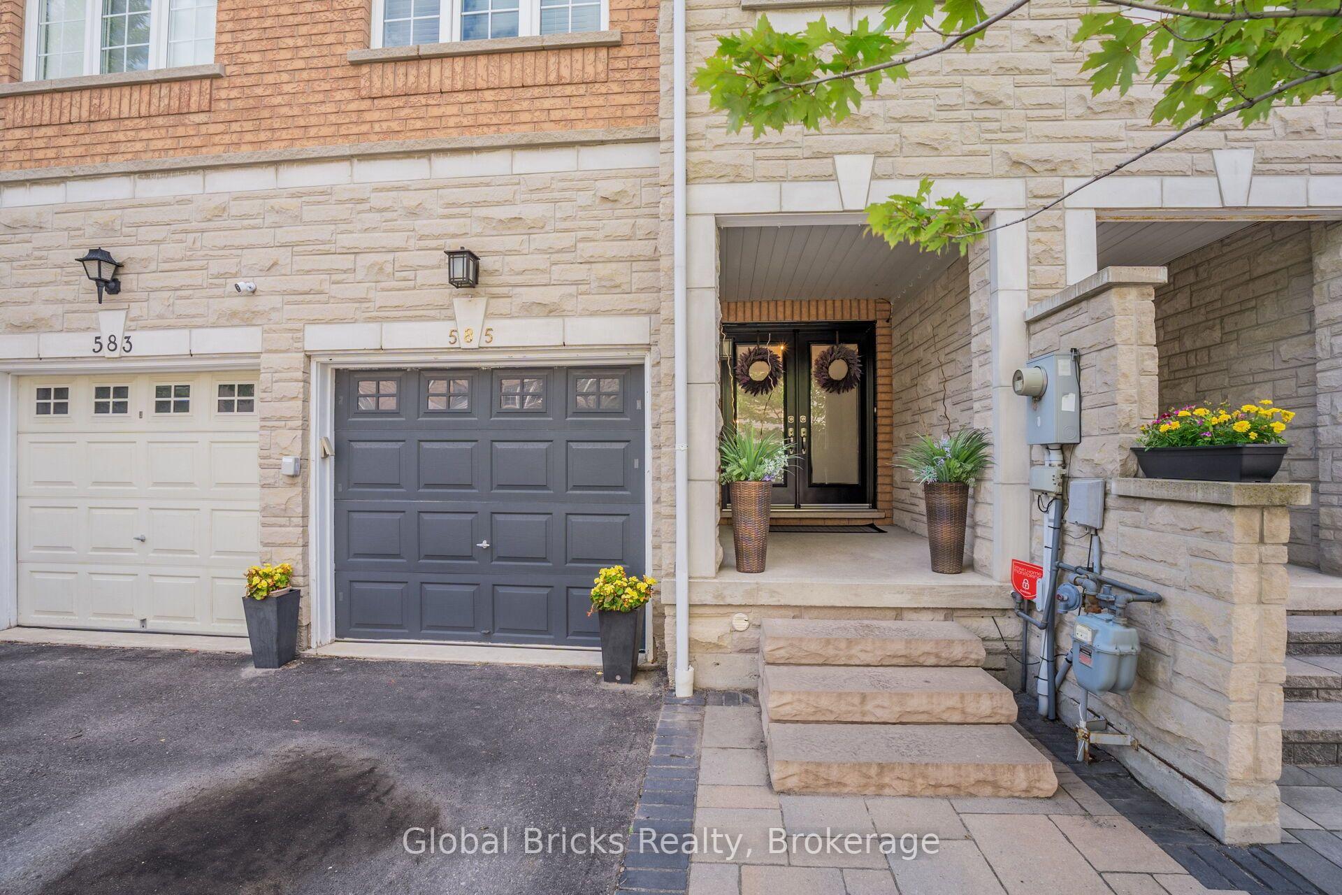Front of 585 Candlestick Circle