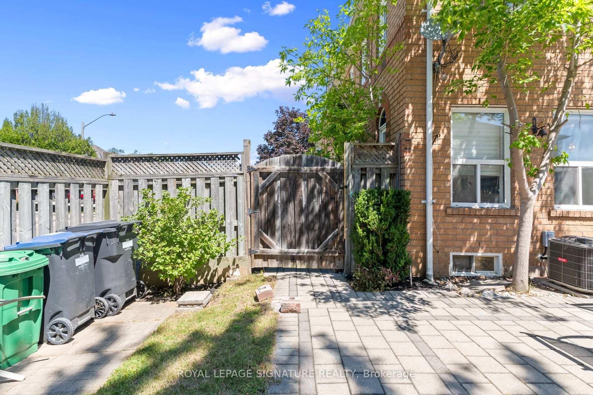 Photo 16 of 1313 Inuit Trail, Mississauga, Meadowvale Village — HOMEH