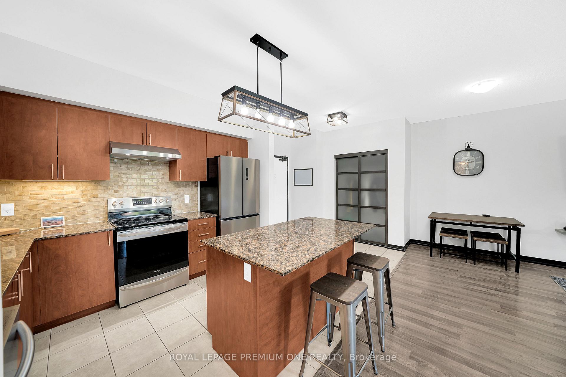 Photo 4 of Unit 204, 161 Wellington Street E, New Tecumseth, Alliston — HOMEH