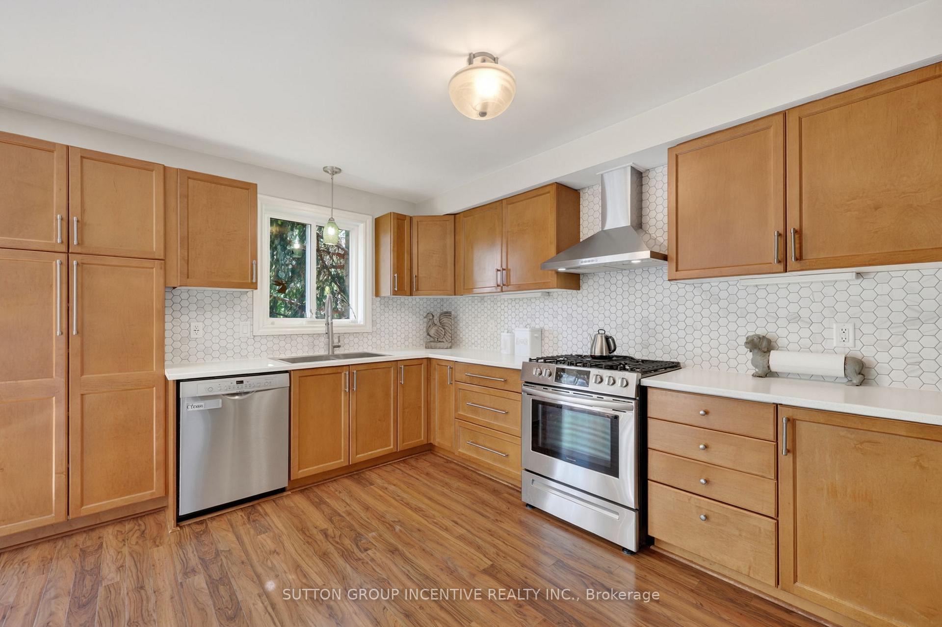 Photo 16 of 255 Pringle Drive, Barrie, Edgehill Drive — HOMEH
