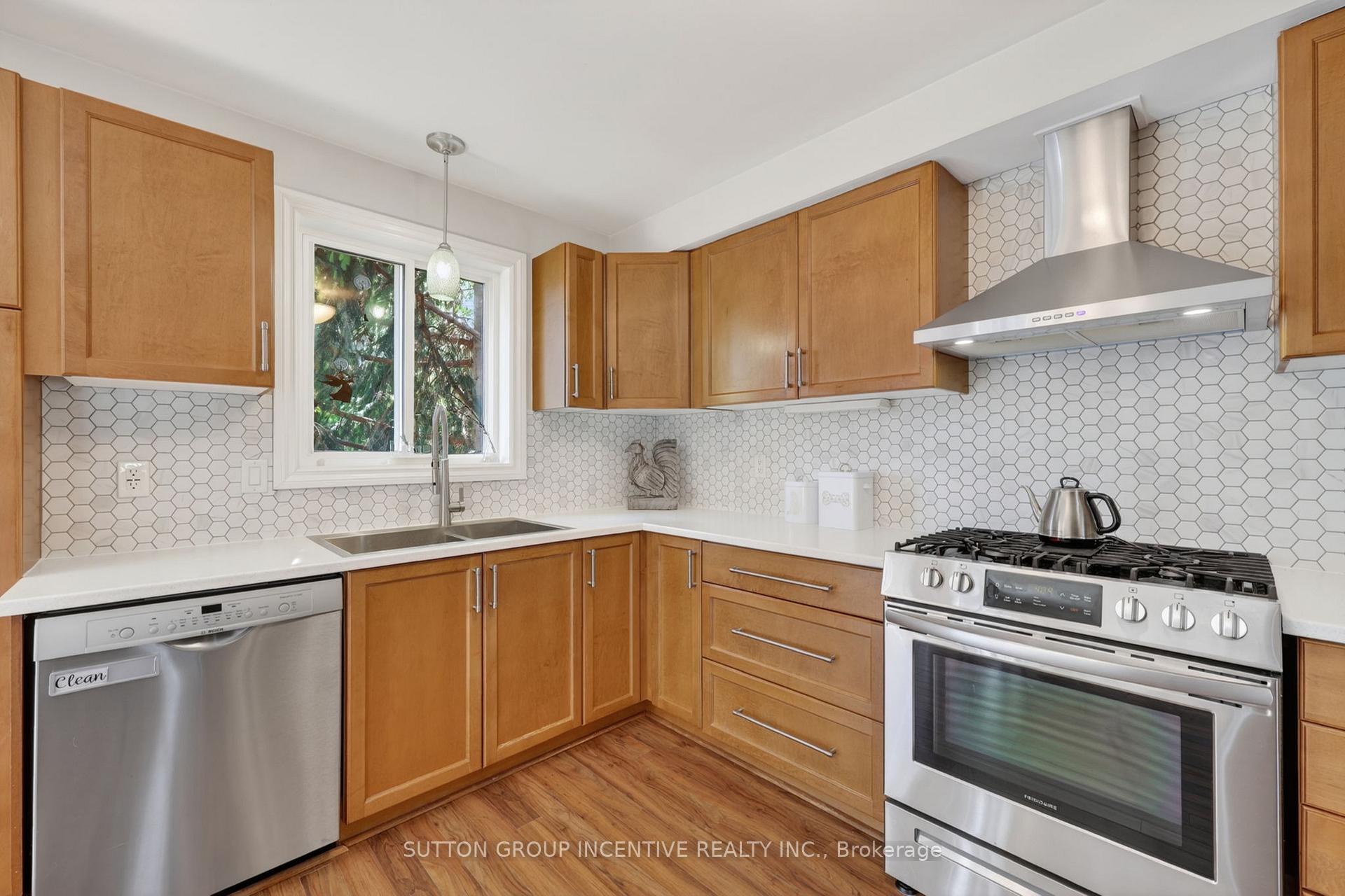 Photo 17 of 255 Pringle Drive, Barrie, Edgehill Drive — HOMEH
