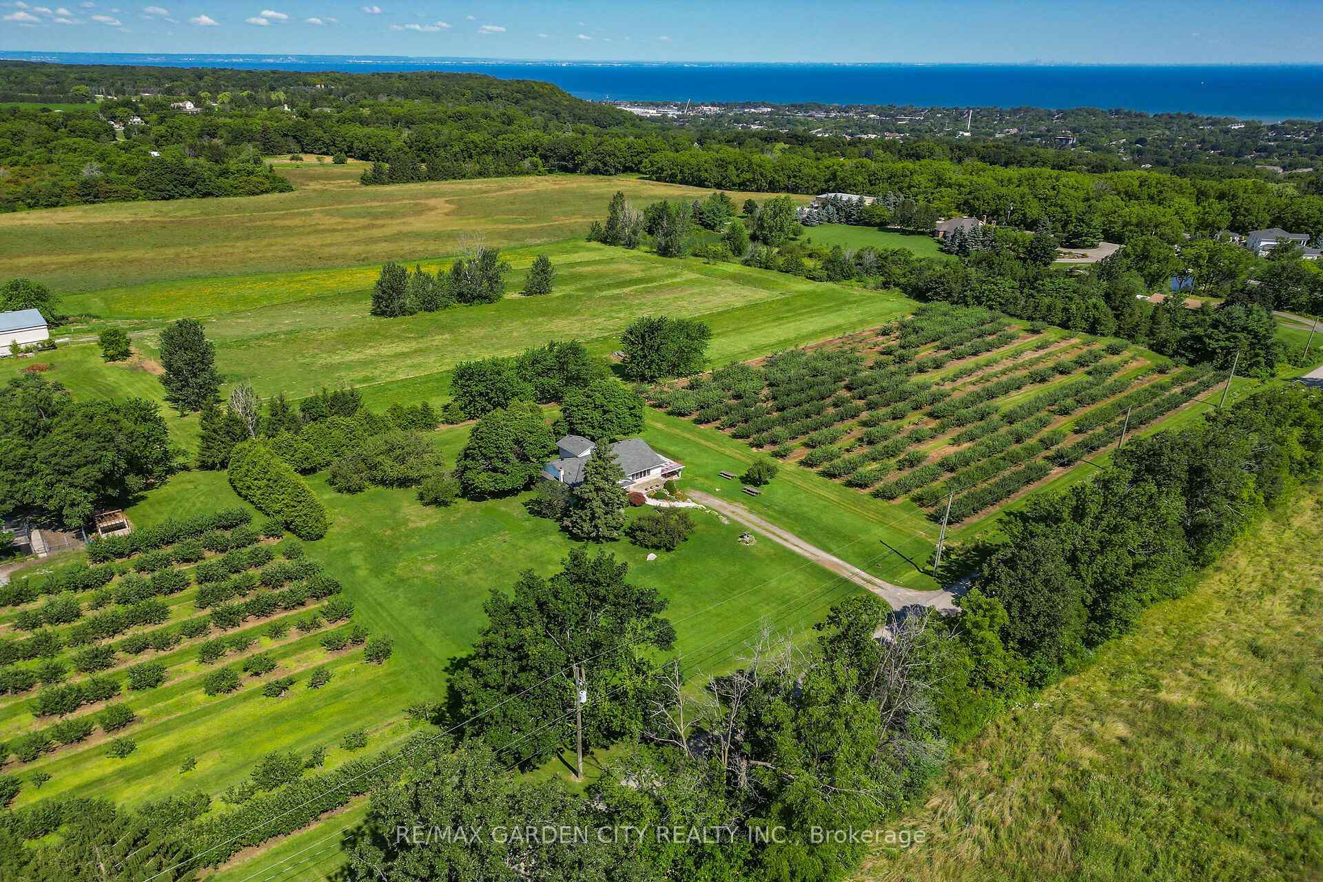 Photo 3 of 134 Russ Road, Grimsby, Grimsby Escarpment — HOMEH