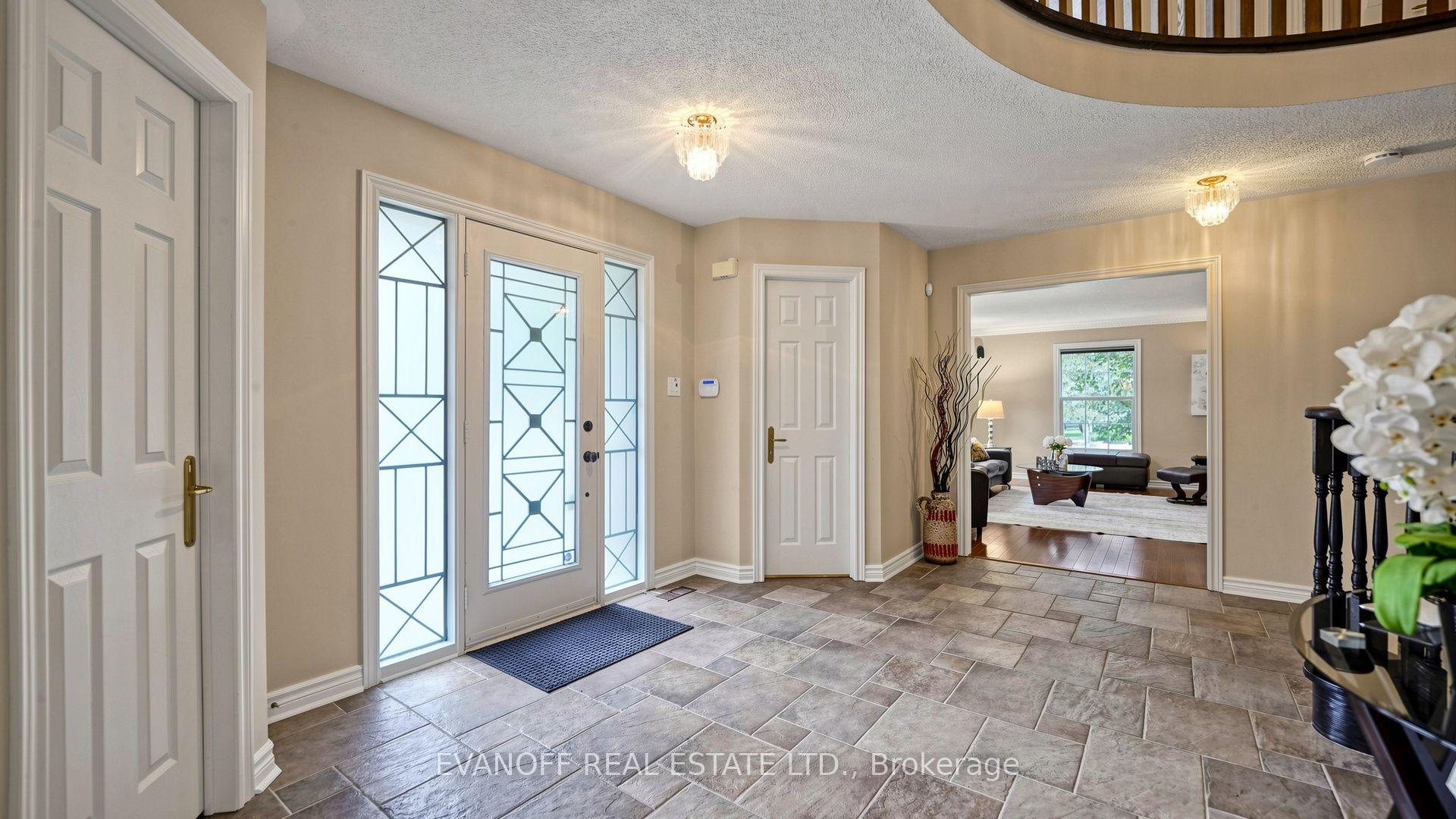 Photo 4 of 929 Creebridge Crescent, Newmarket, Stonehaven-Wyndham — HOMEH