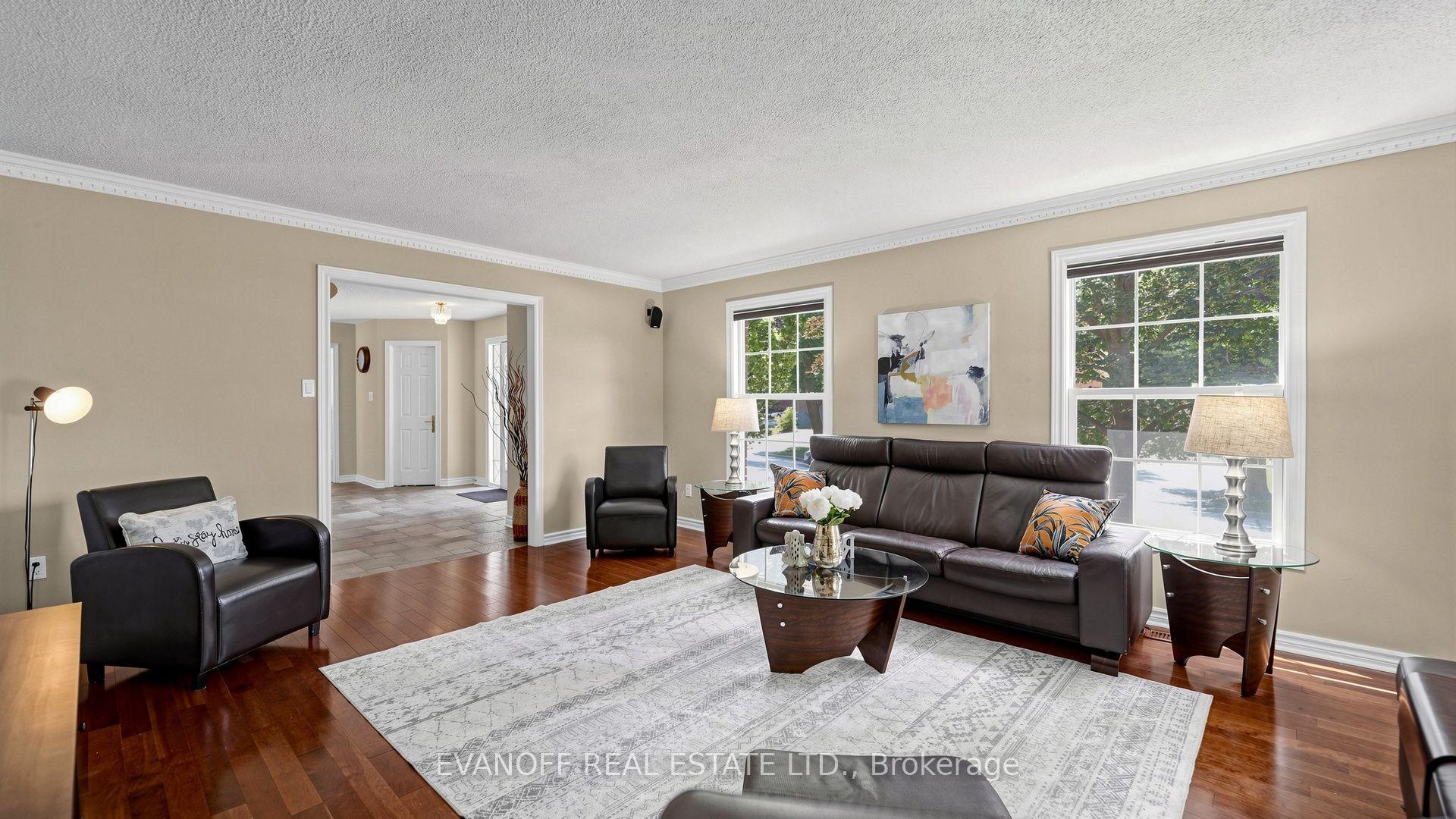 Photo 6 of 929 Creebridge Crescent, Newmarket, Stonehaven-Wyndham — HOMEH