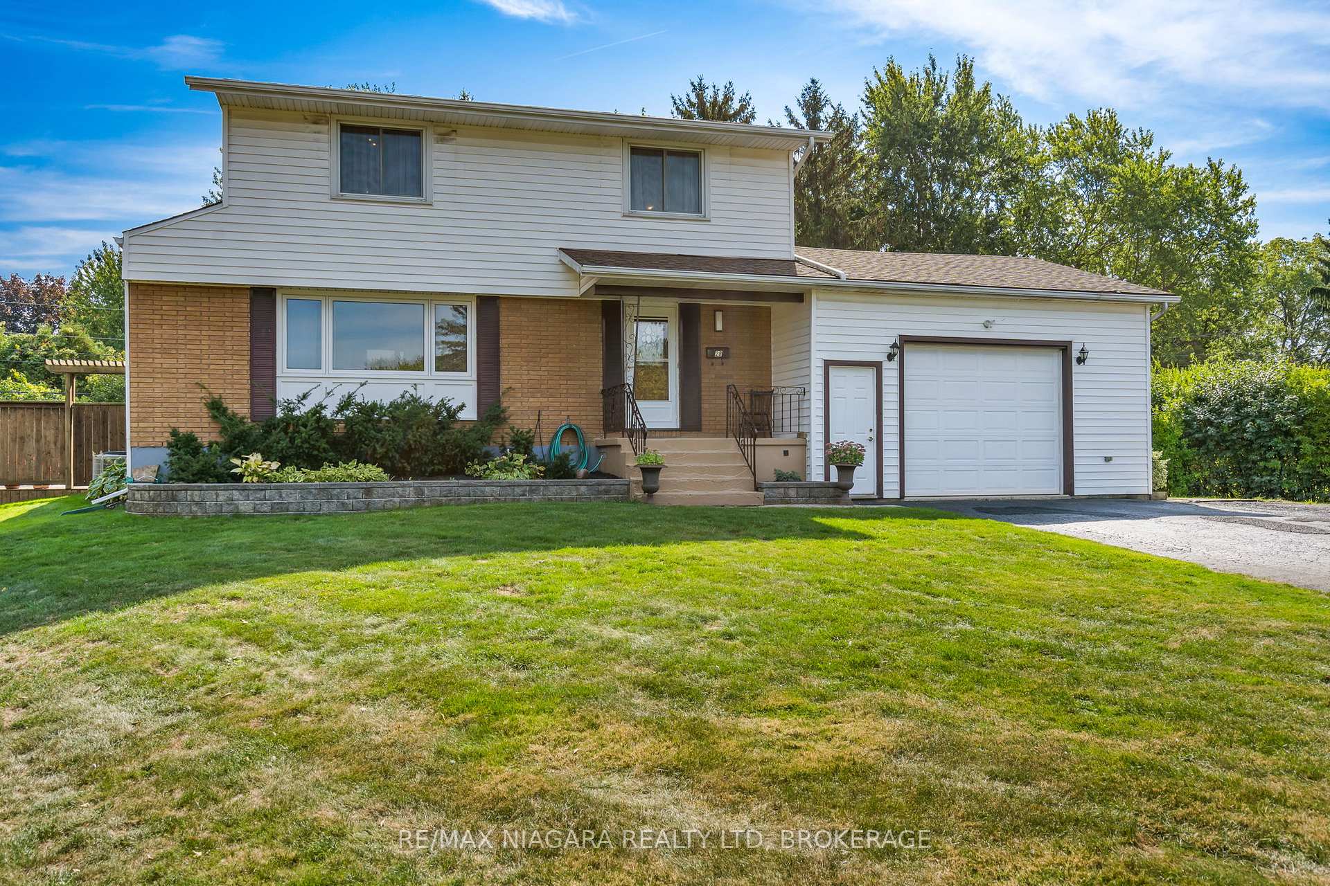 Photo 5 of 28 Thorncrest Road, Port Colborne, Main Street — HOMEH