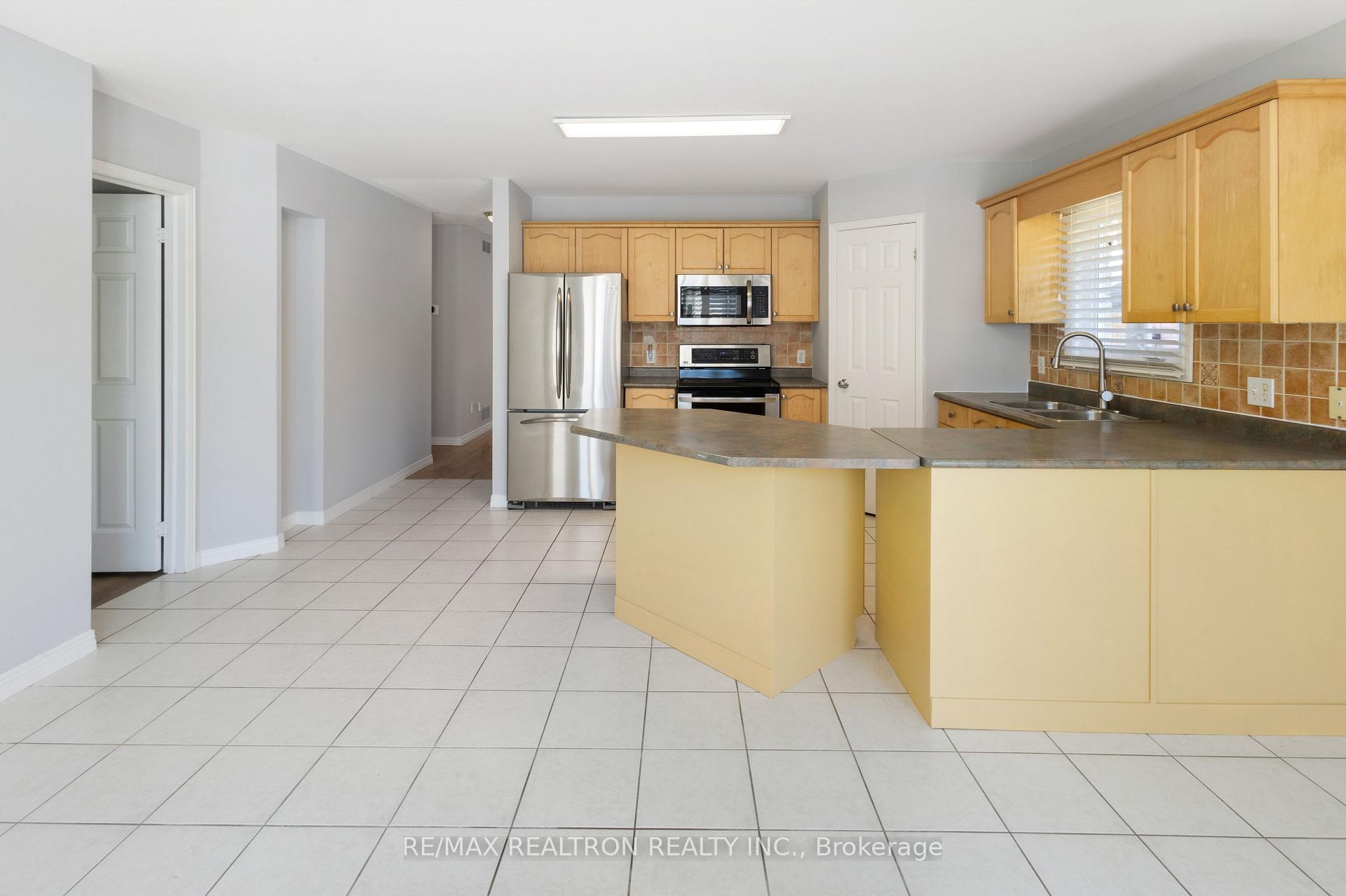 Photo 9 of 195 Ryerson Crescent, Oshawa, Samac — HOMEH