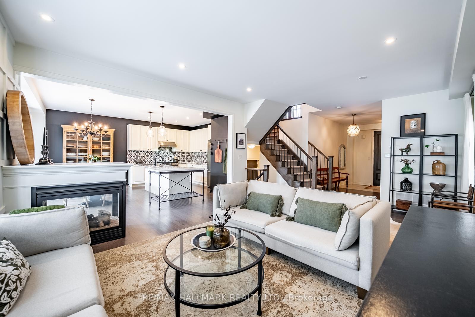 Photo 9 of 124 Bonnie Braes Drive, Brampton, Credit Valley — HOMEH