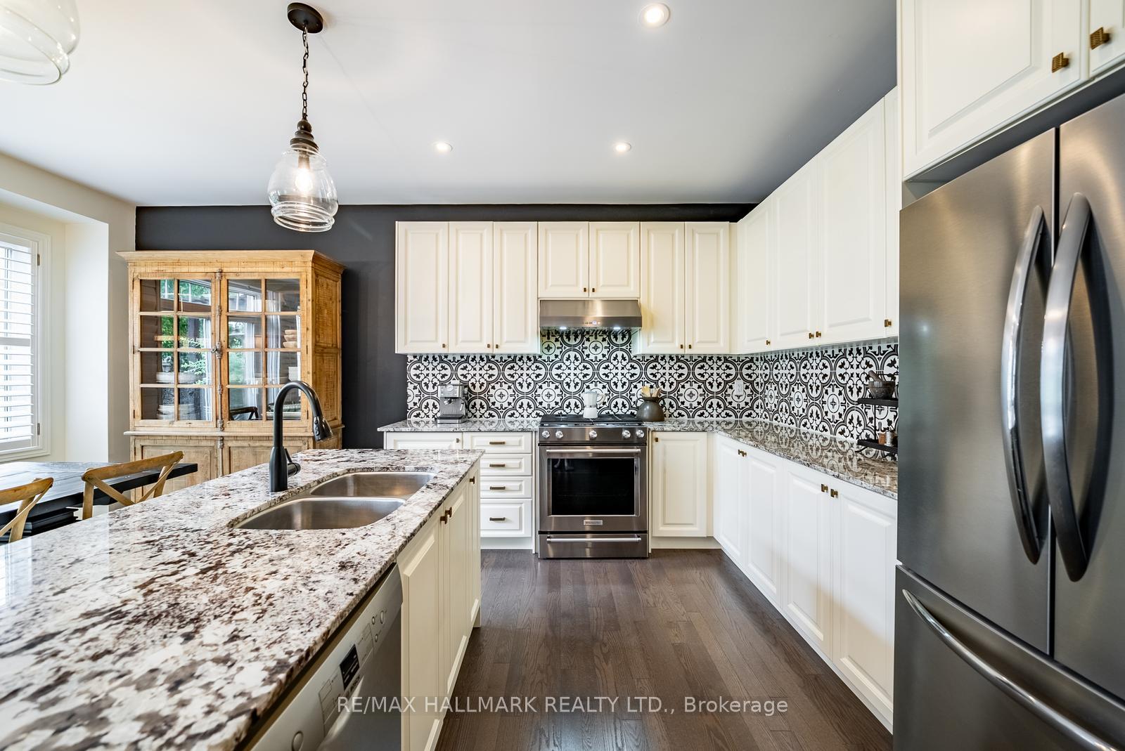Photo 11 of 124 Bonnie Braes Drive, Brampton, Credit Valley — HOMEH