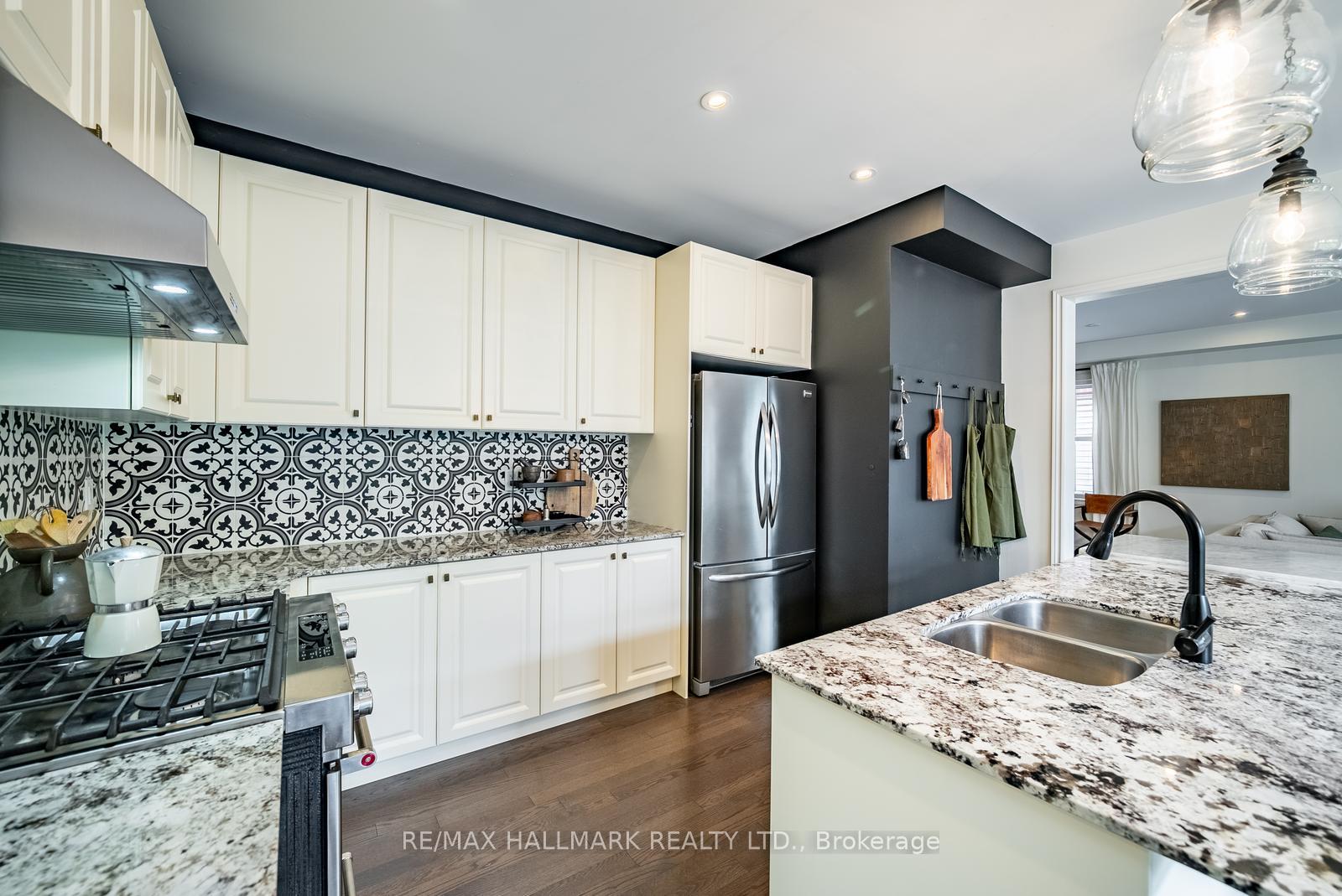 Photo 12 of 124 Bonnie Braes Drive, Brampton, Credit Valley — HOMEH