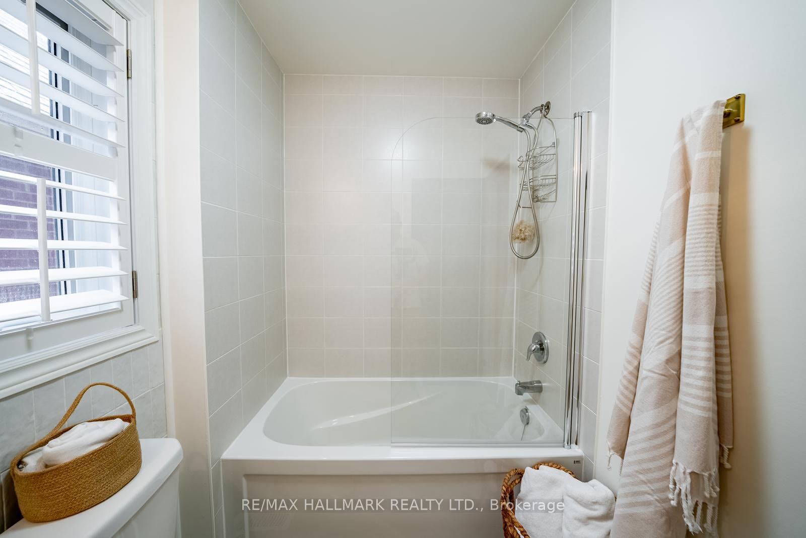 Photo 23 of 124 Bonnie Braes Drive, Brampton, Credit Valley — HOMEH