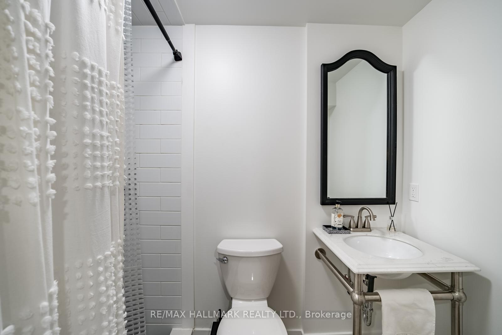 Photo 37 of 124 Bonnie Braes Drive, Brampton, Credit Valley — HOMEH