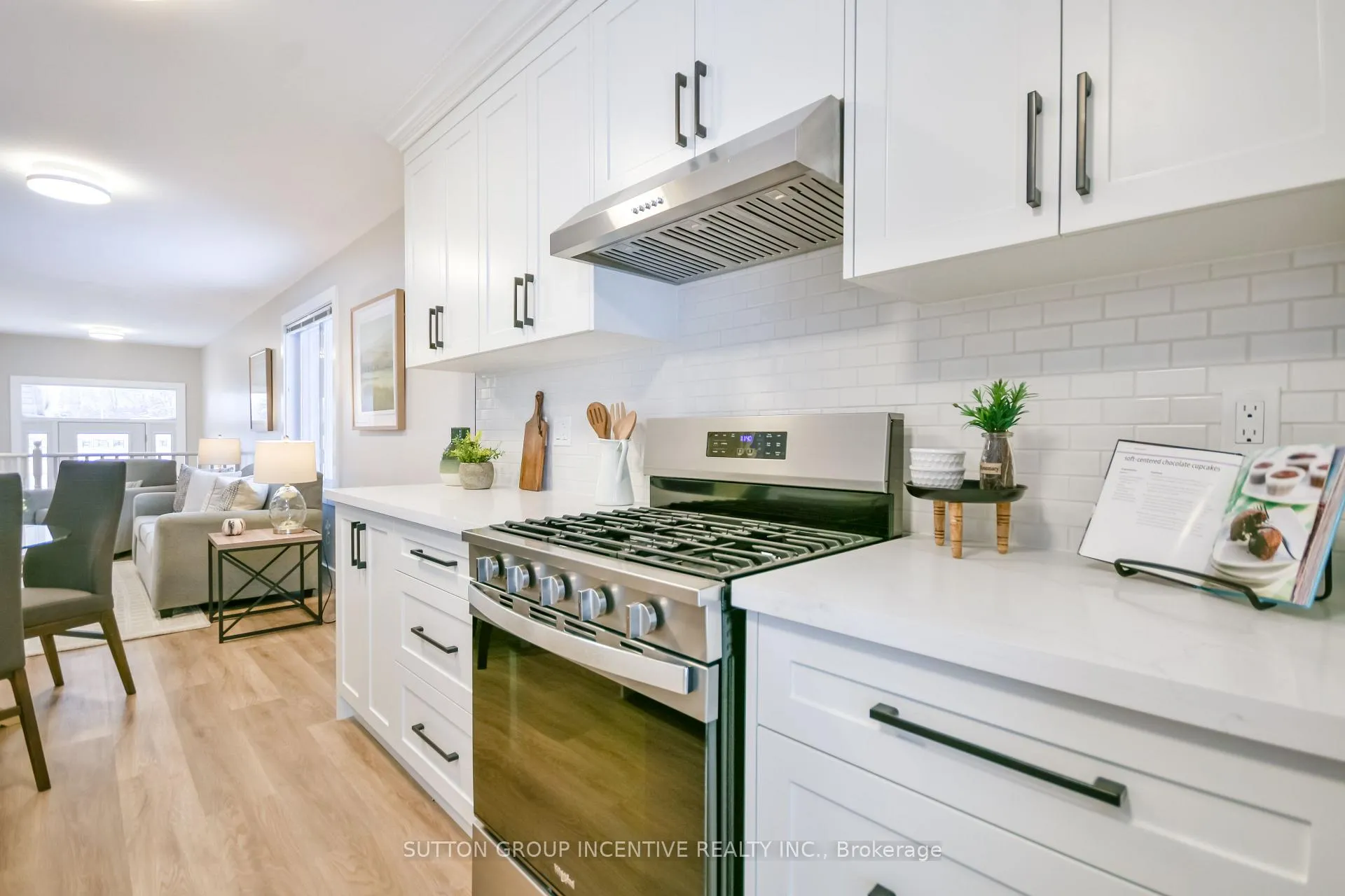 Photo 9 of 923 Ottawa Street, Midland — HOMEH