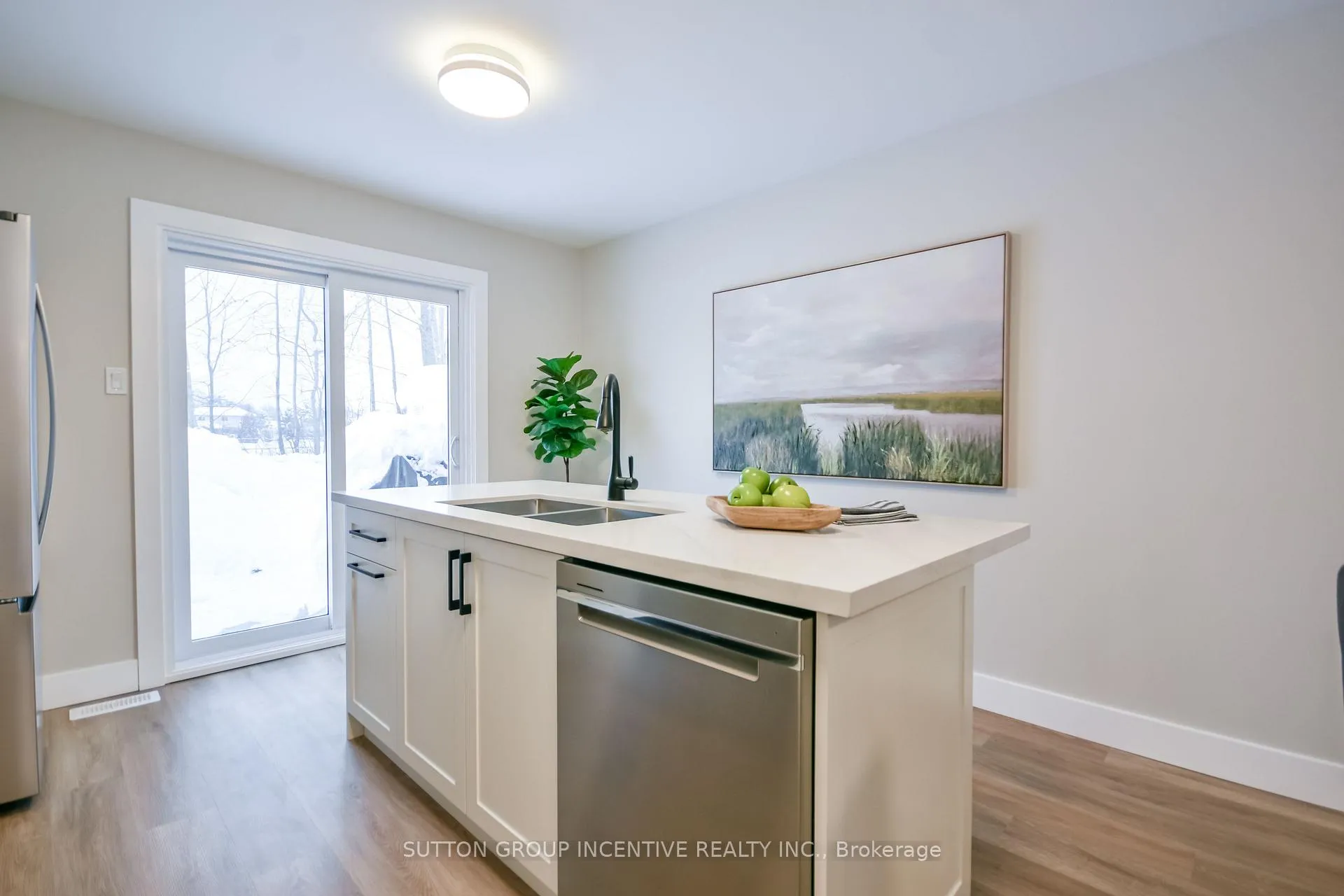 Photo 11 of 923 Ottawa Street, Midland — HOMEH
