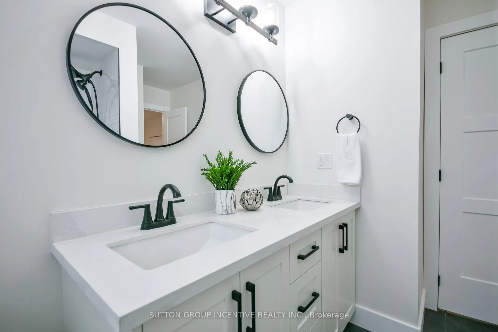 Photo 16 of 923 Ottawa Street, Midland — HOMEH