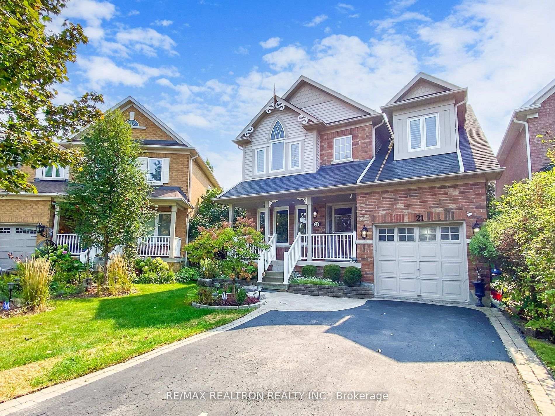 Photo 2 of 21 Watkins Glen Crescent, Aurora, Bayview Wellington — HOMEH