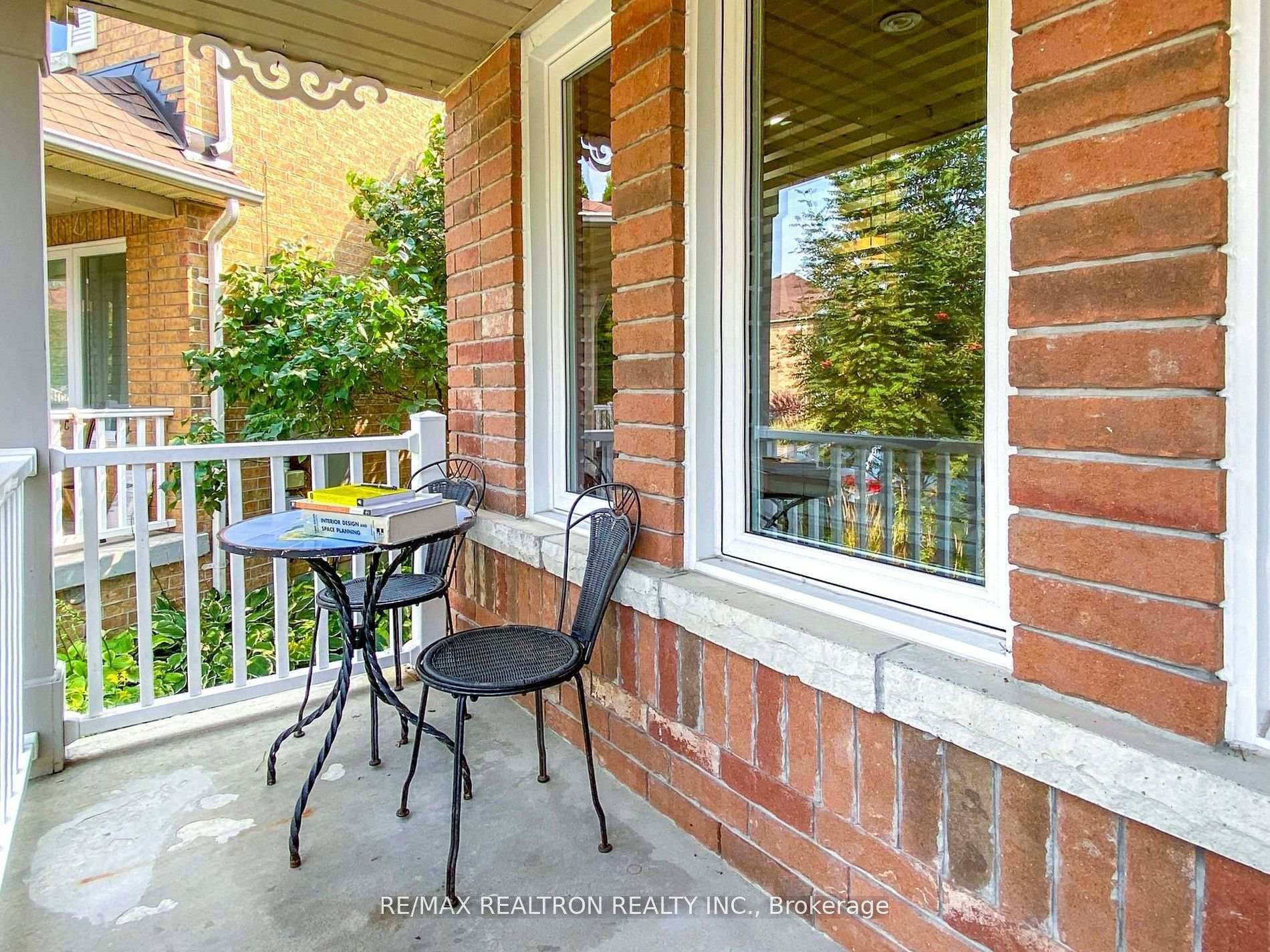Photo 3 of 21 Watkins Glen Crescent, Aurora, Bayview Wellington — HOMEH