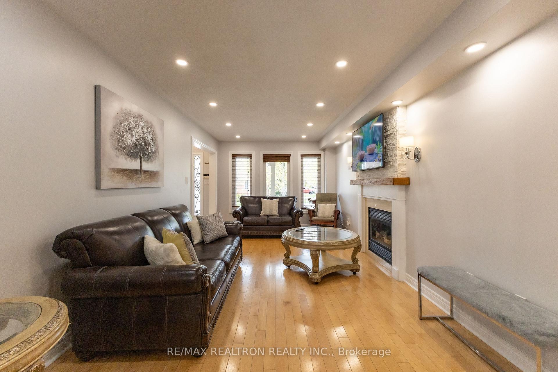 Photo 4 of 21 Watkins Glen Crescent, Aurora, Bayview Wellington — HOMEH