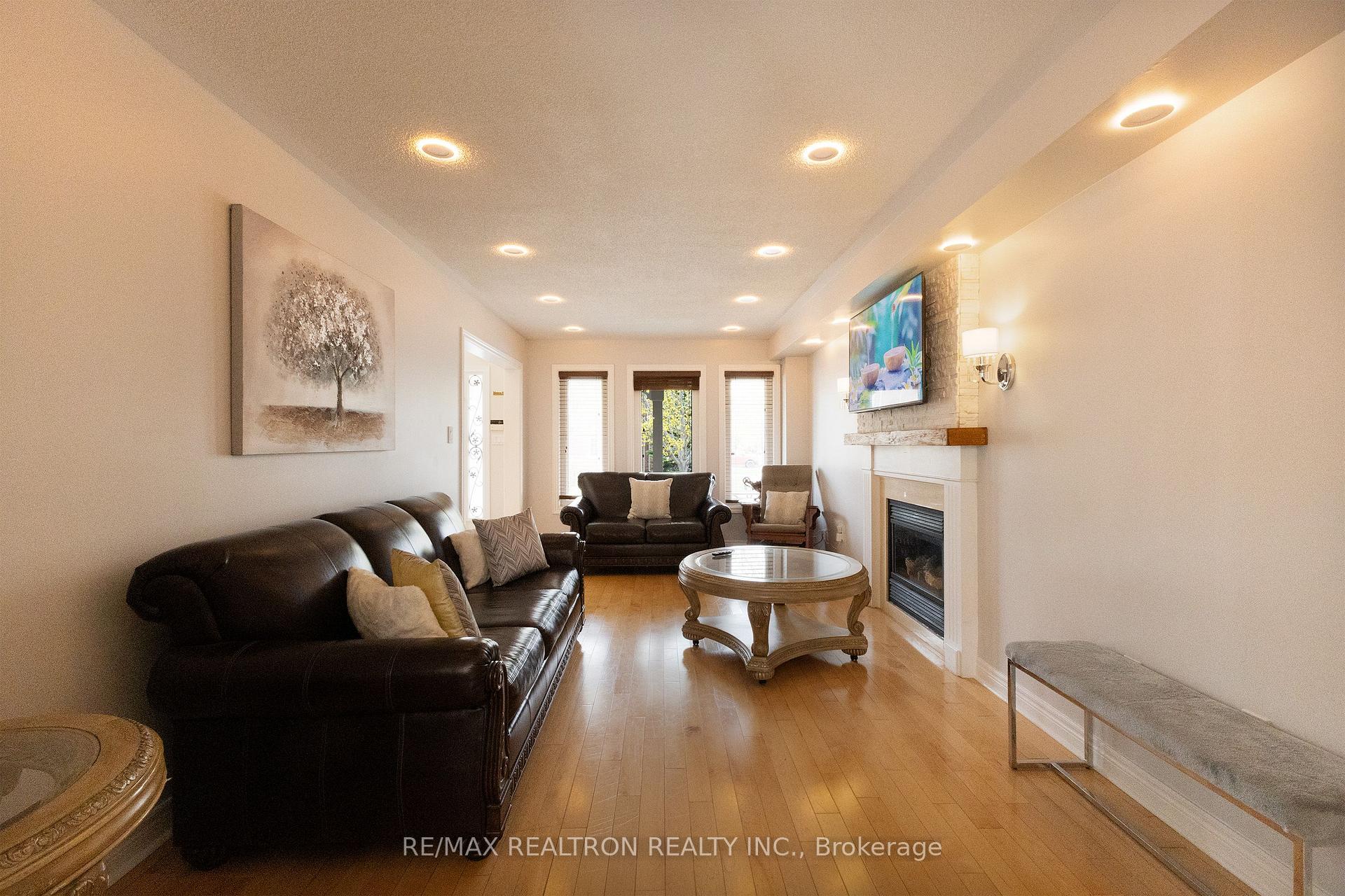 Photo 5 of 21 Watkins Glen Crescent, Aurora, Bayview Wellington — HOMEH