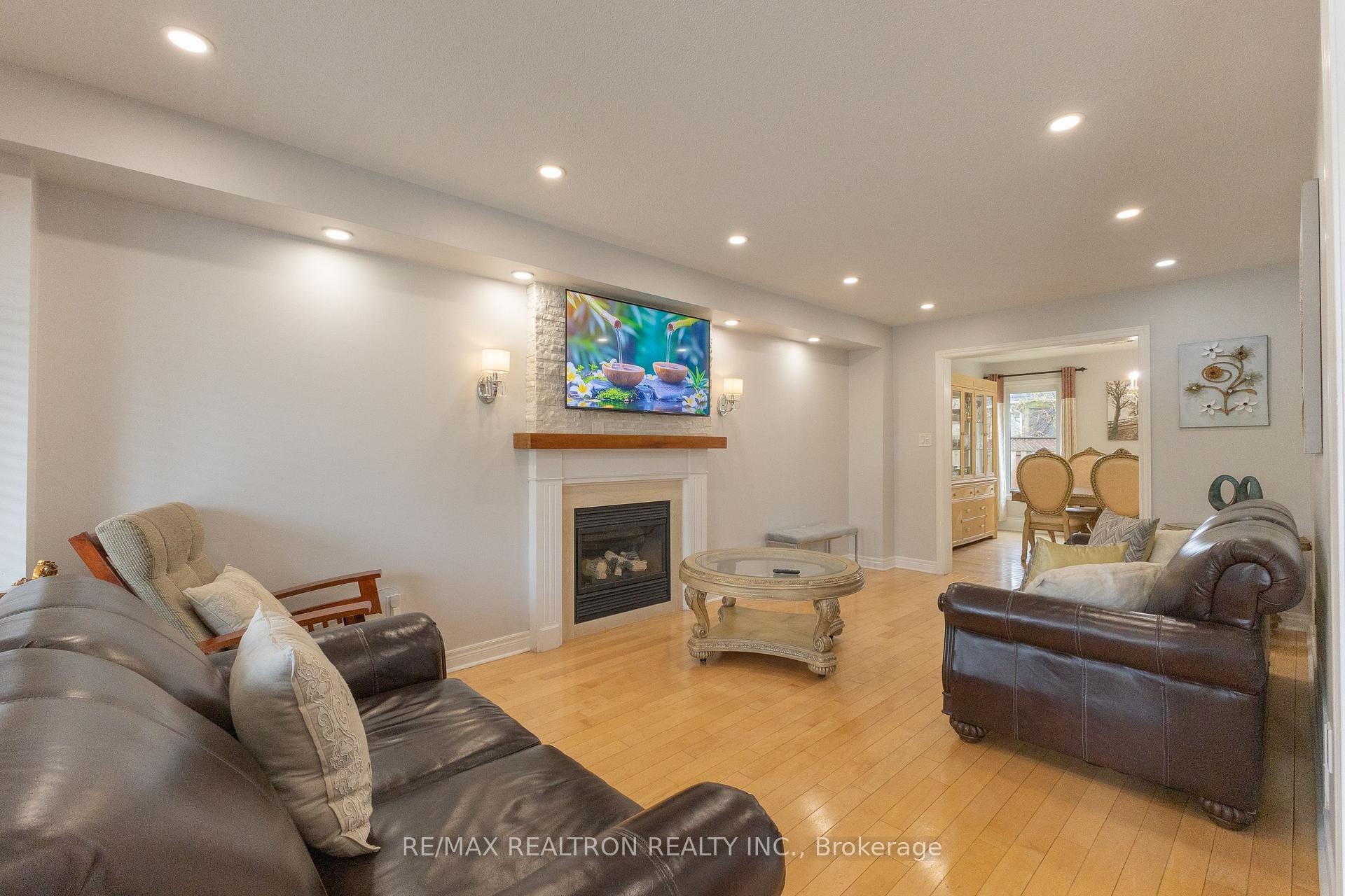 Photo 6 of 21 Watkins Glen Crescent, Aurora, Bayview Wellington — HOMEH