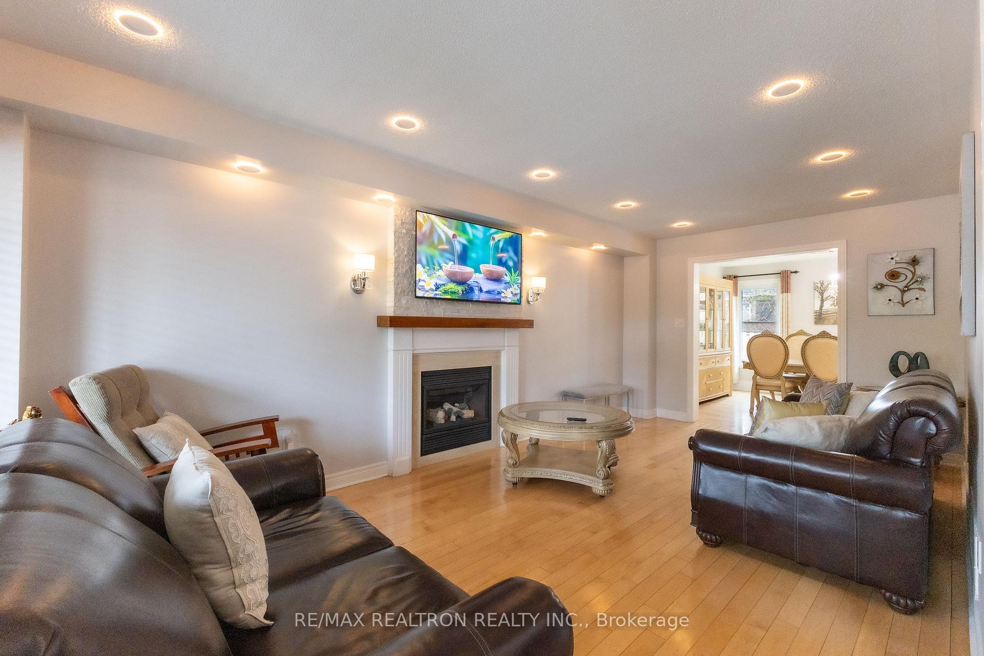 Photo 7 of 21 Watkins Glen Crescent, Aurora, Bayview Wellington — HOMEH