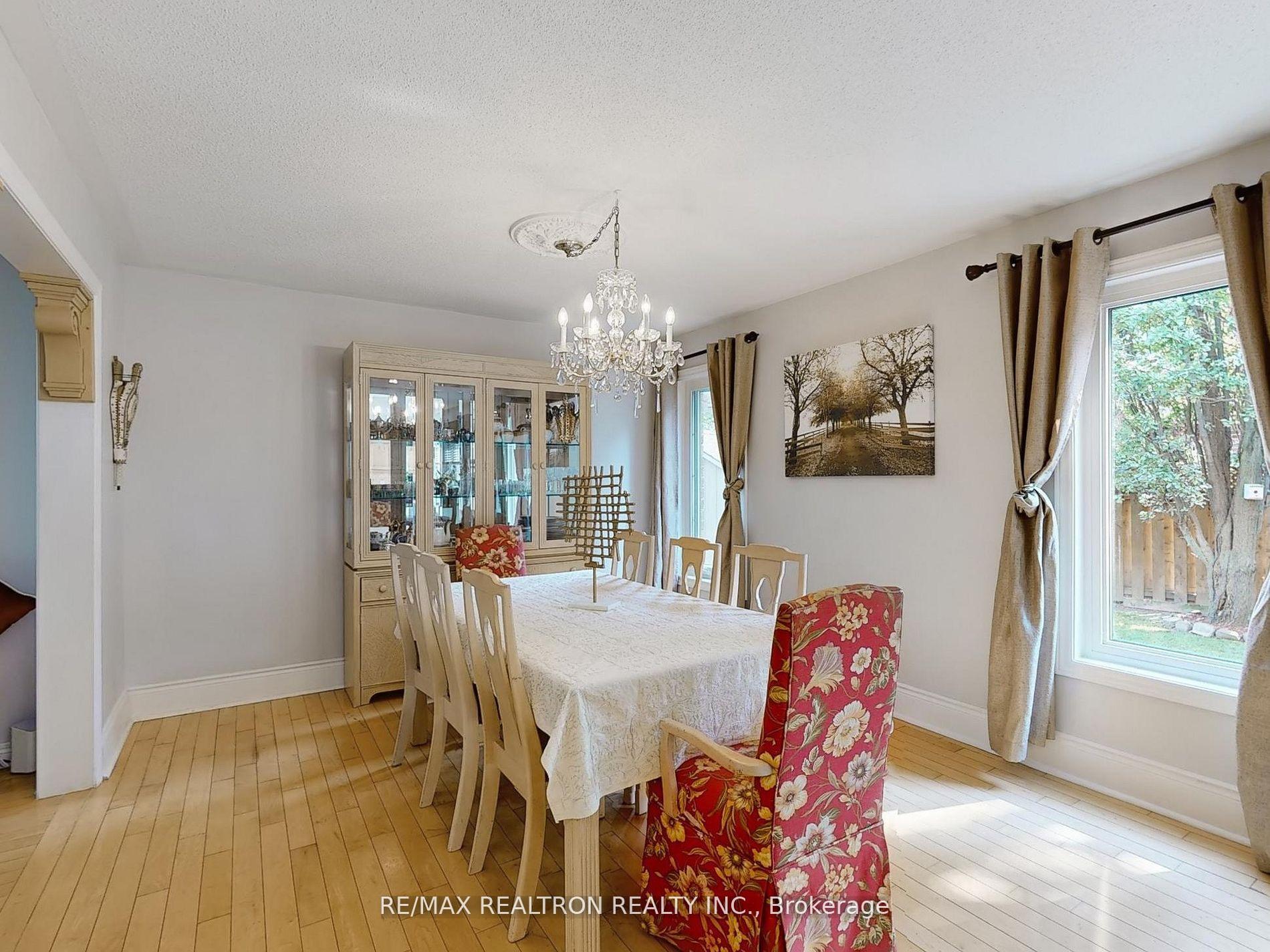 Photo 8 of 21 Watkins Glen Crescent, Aurora, Bayview Wellington — HOMEH