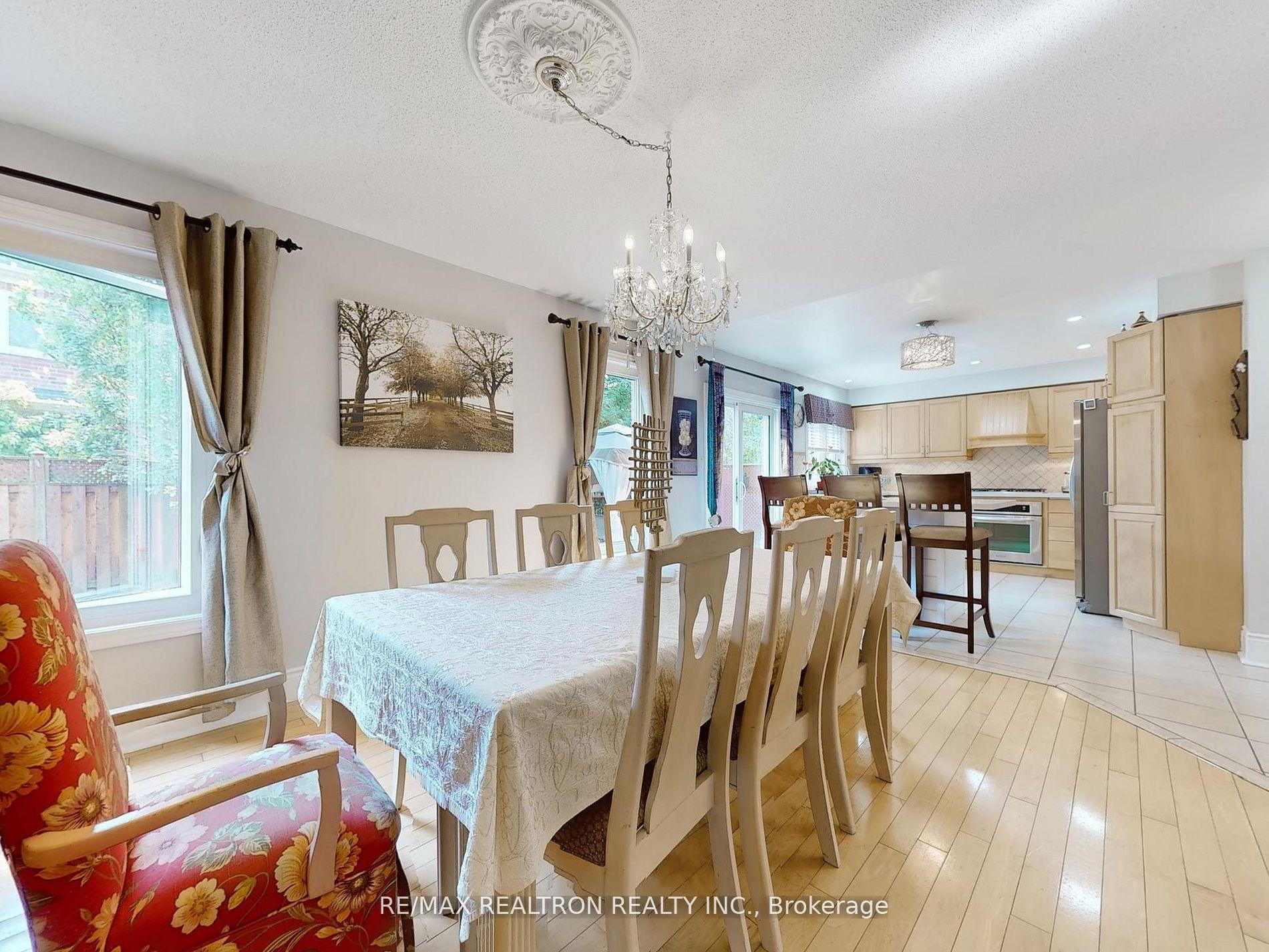 Photo 9 of 21 Watkins Glen Crescent, Aurora, Bayview Wellington — HOMEH