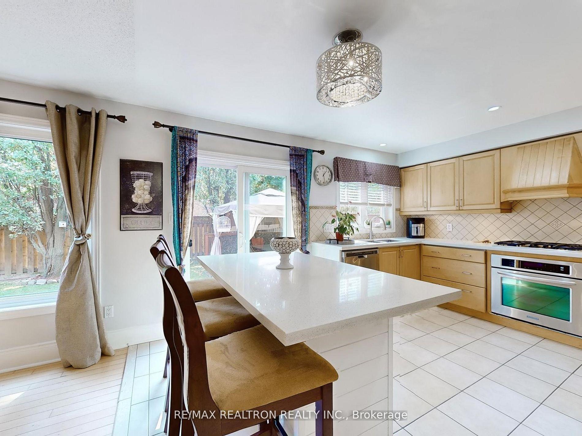 Photo 10 of 21 Watkins Glen Crescent, Aurora, Bayview Wellington — HOMEH