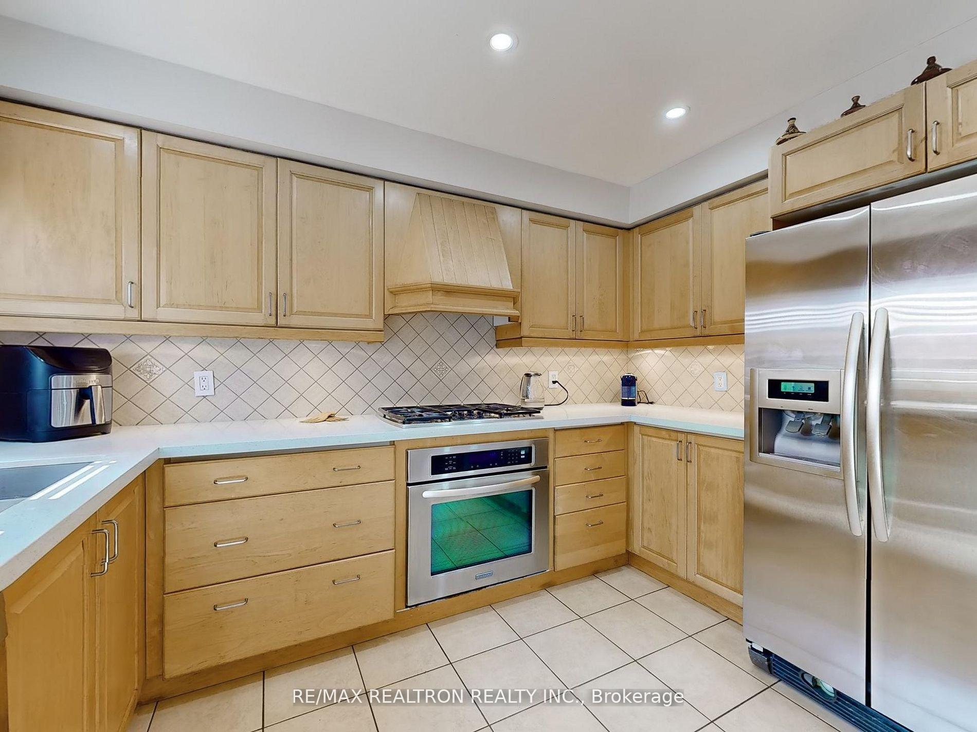 Photo 11 of 21 Watkins Glen Crescent, Aurora, Bayview Wellington — HOMEH