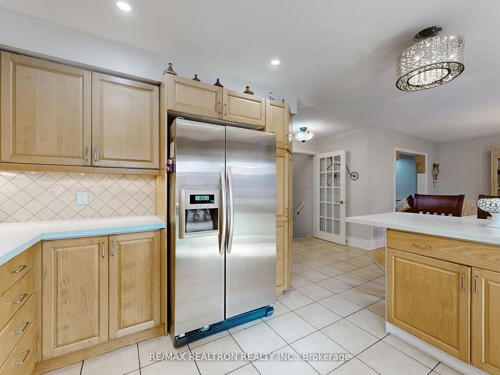 Photo 12 of 21 Watkins Glen Crescent, Aurora, Bayview Wellington — HOMEH