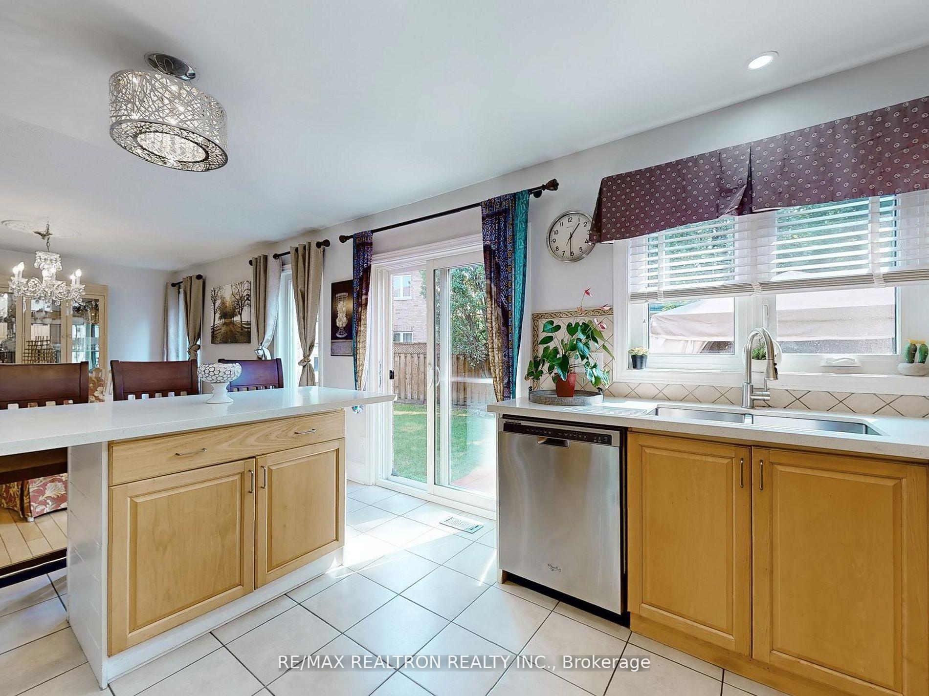 Photo 13 of 21 Watkins Glen Crescent, Aurora, Bayview Wellington — HOMEH