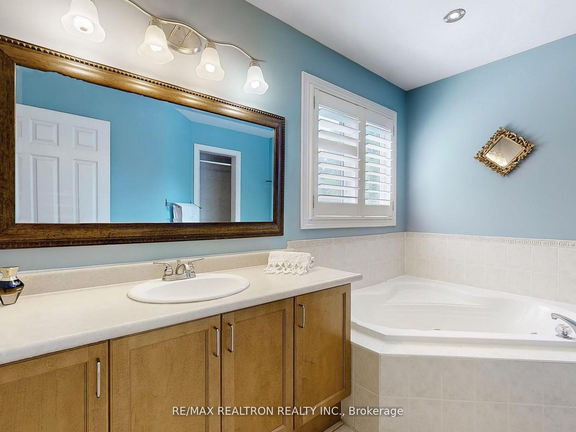 Photo 20 of 21 Watkins Glen Crescent, Aurora, Bayview Wellington — HOMEH