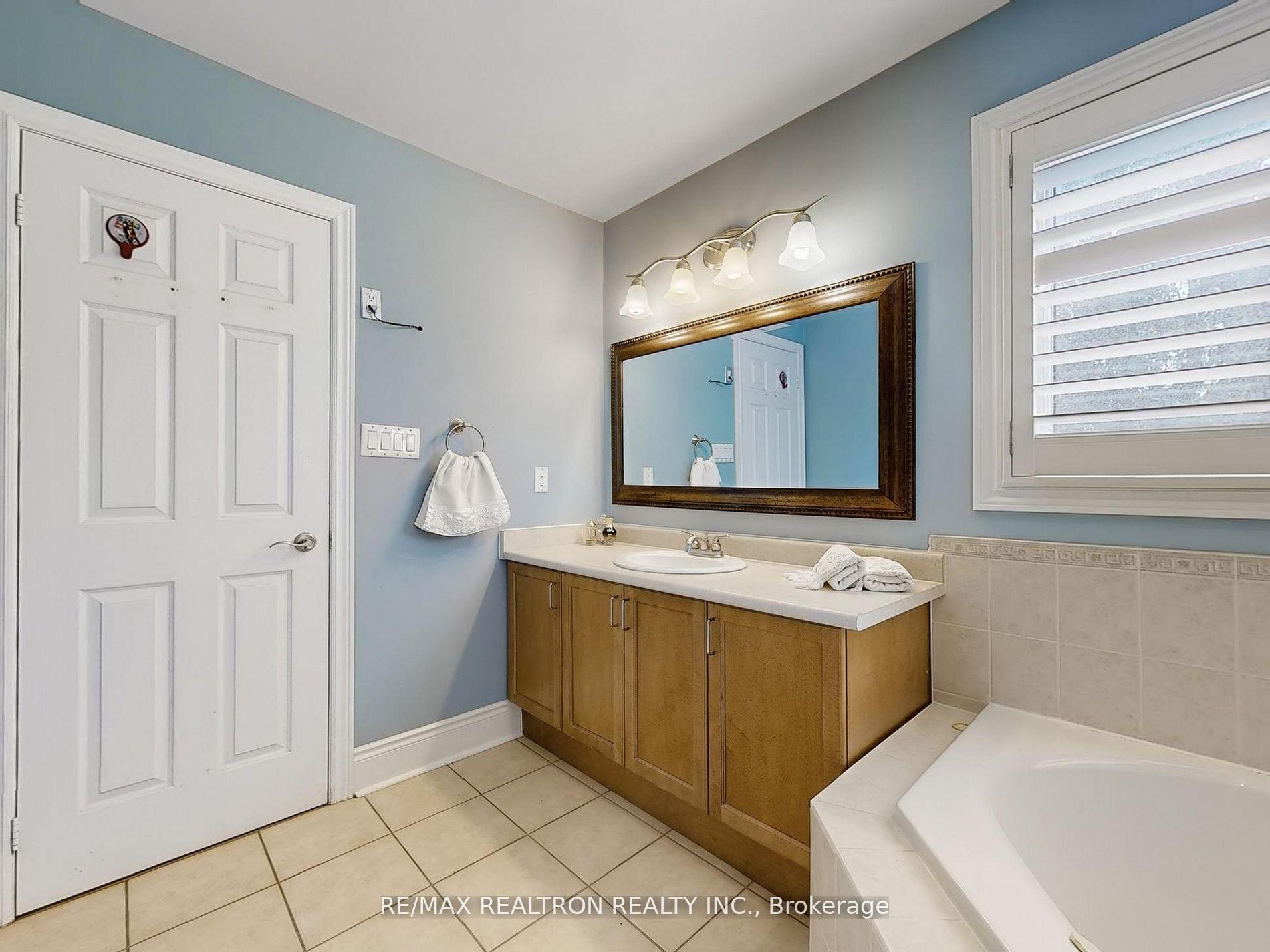 Photo 21 of 21 Watkins Glen Crescent, Aurora, Bayview Wellington — HOMEH