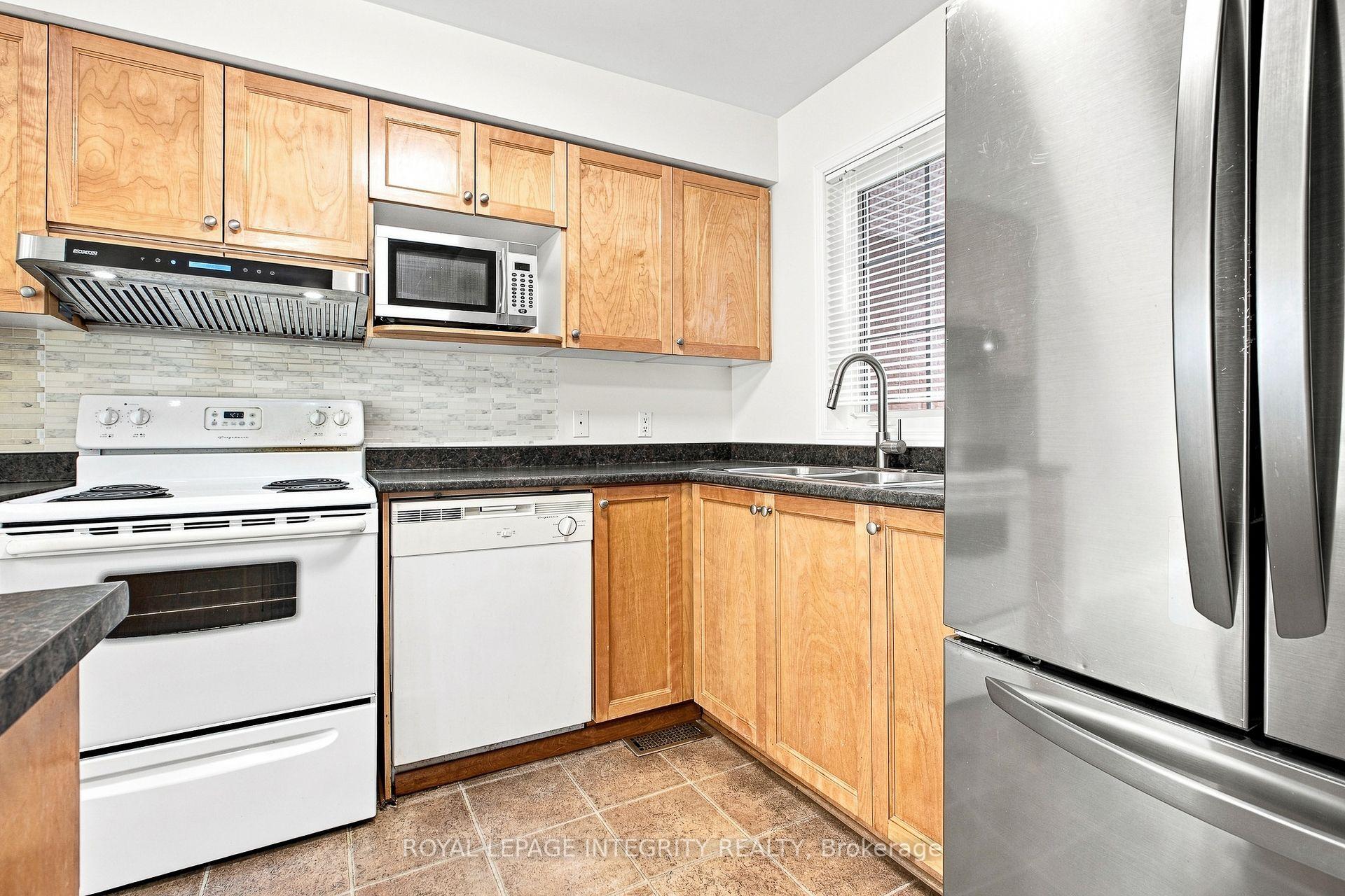 Photo 4 of 6 Crystal Park Crescent, Ottawa, Central Park — HOMEH