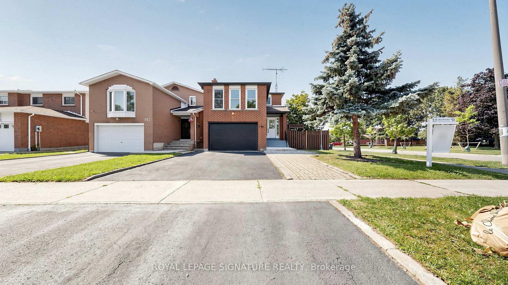 Photo 3 of 784 Galloway Crescent, Mississauga, Creditview — HOMEH