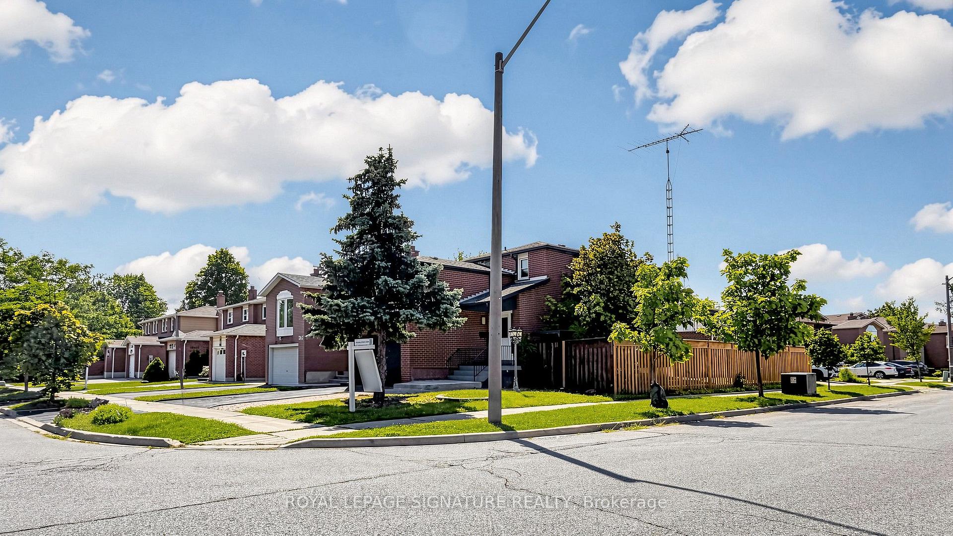 Photo 4 of 784 Galloway Crescent, Mississauga, Creditview — HOMEH