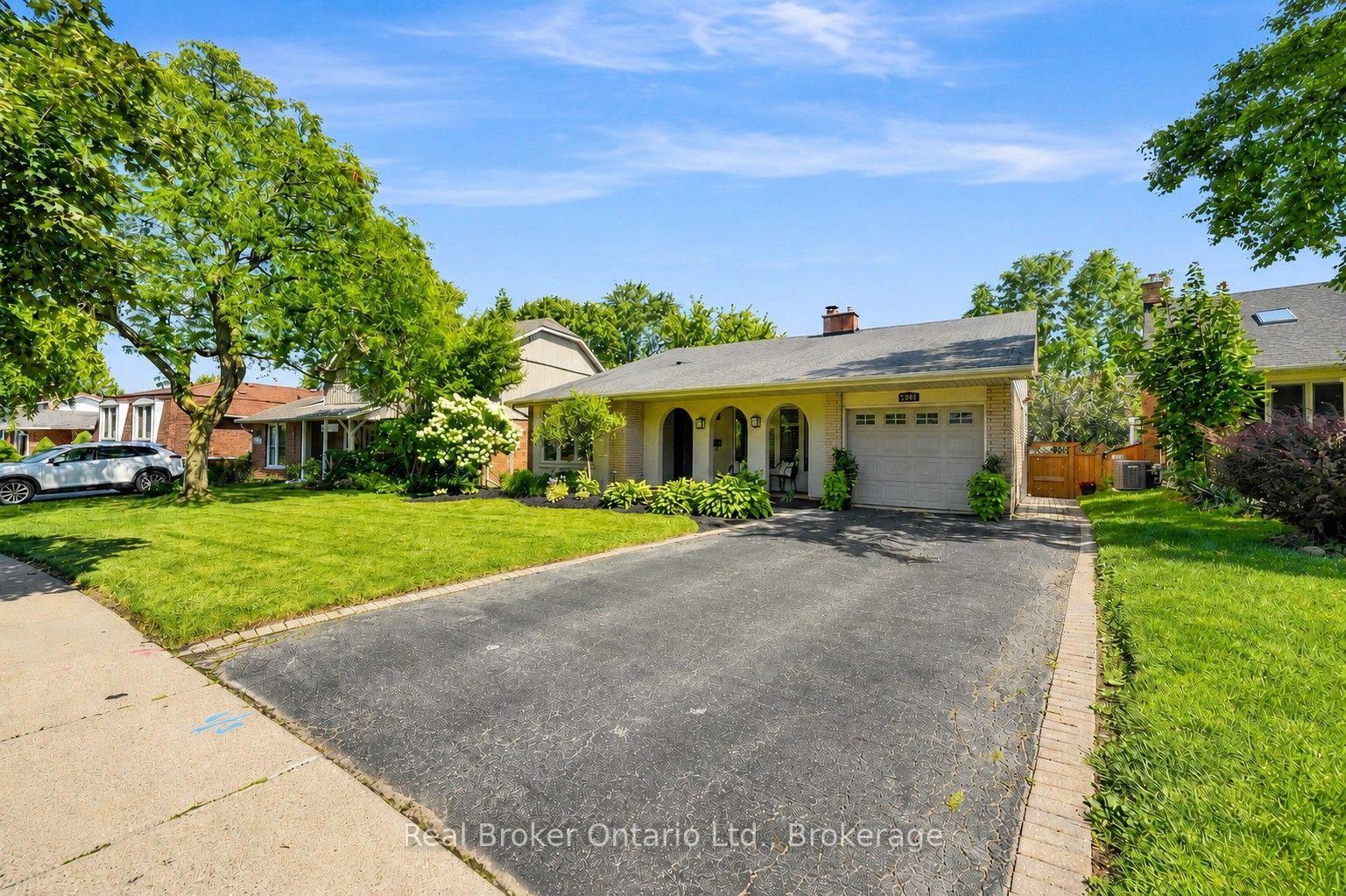 Photo 2 of 2086 Cavendish Drive, Burlington, Brant Hills — HOMEH