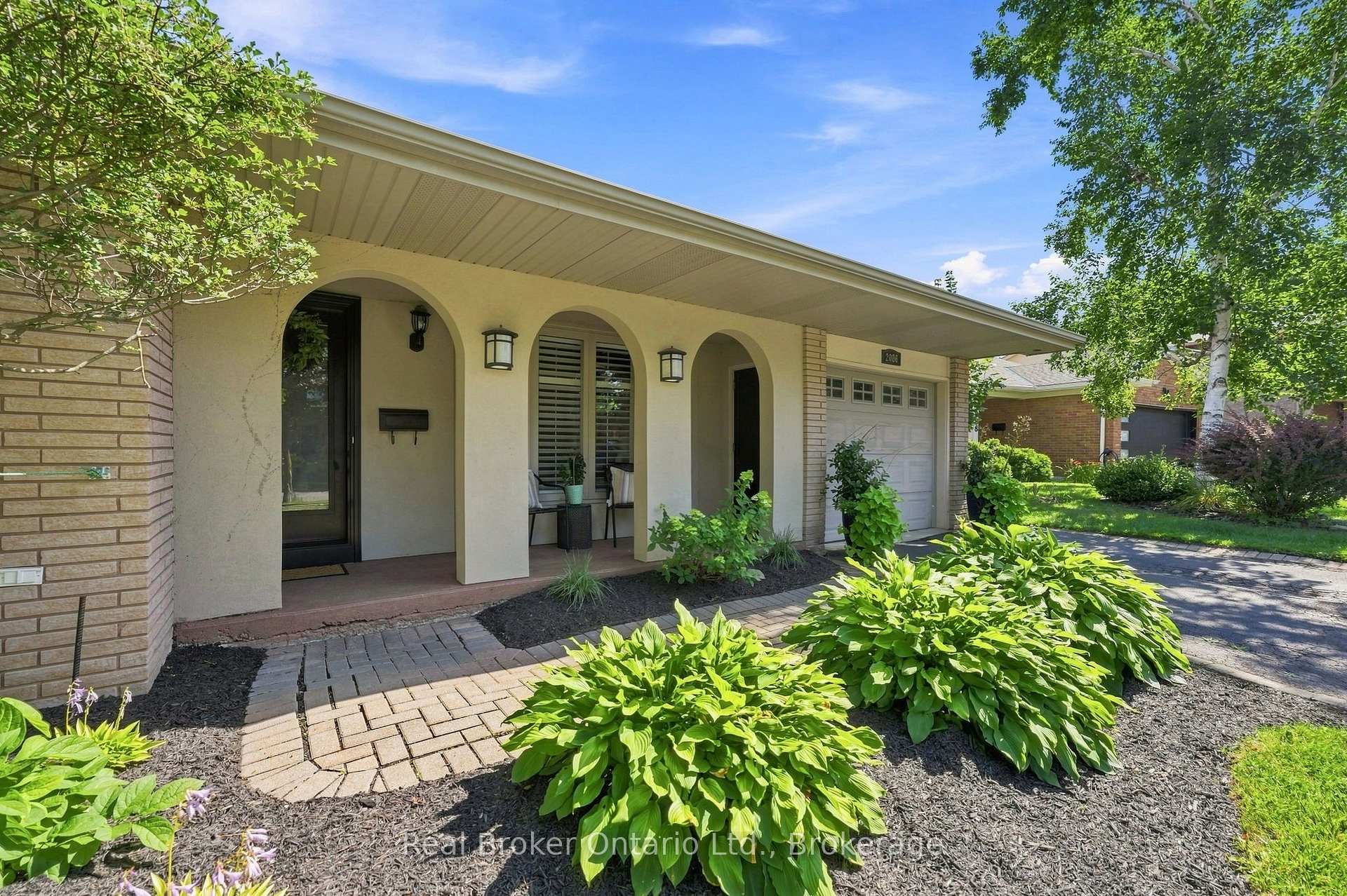Photo 3 of 2086 Cavendish Drive, Burlington, Brant Hills — HOMEH