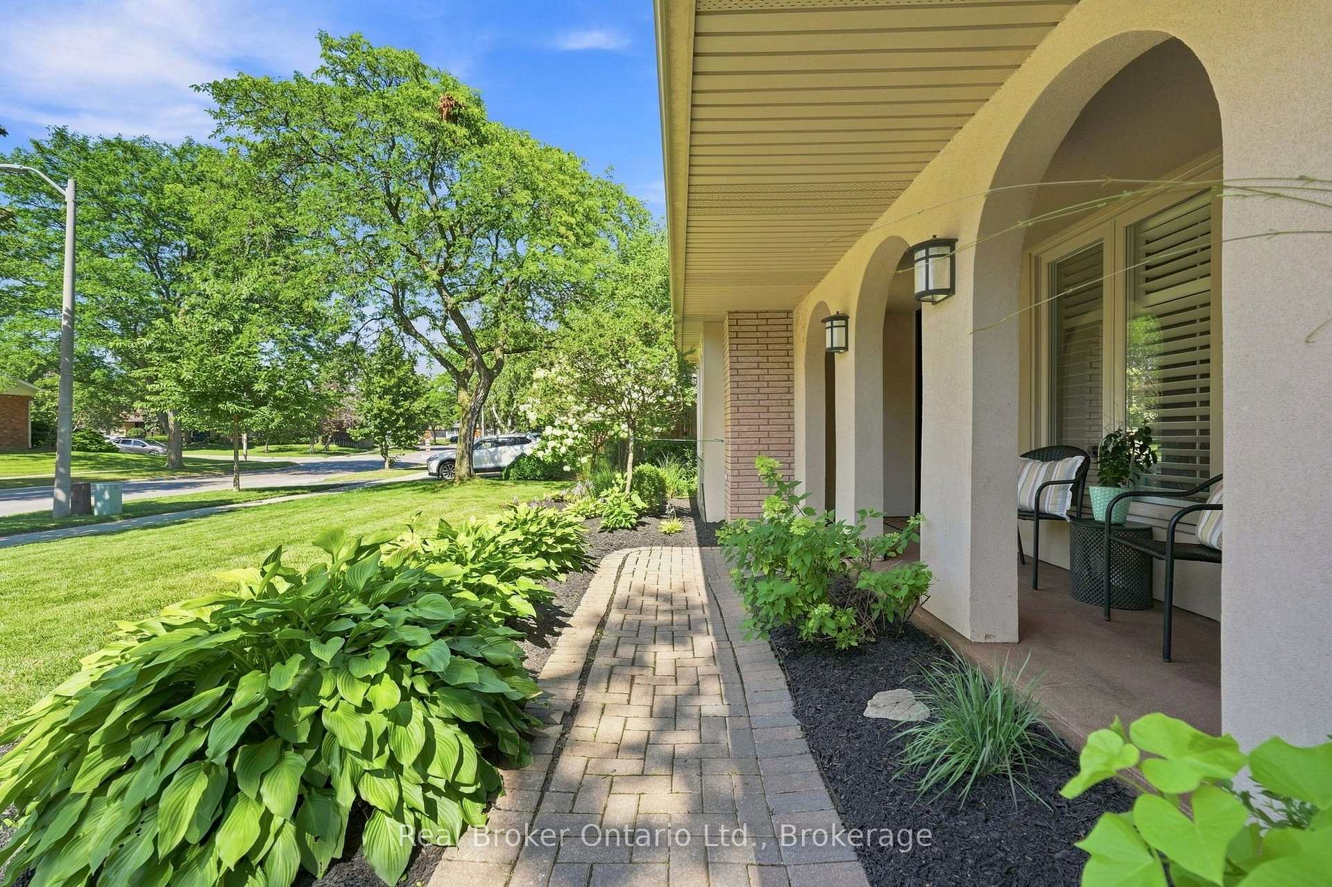 Photo 4 of 2086 Cavendish Drive, Burlington, Brant Hills — HOMEH
