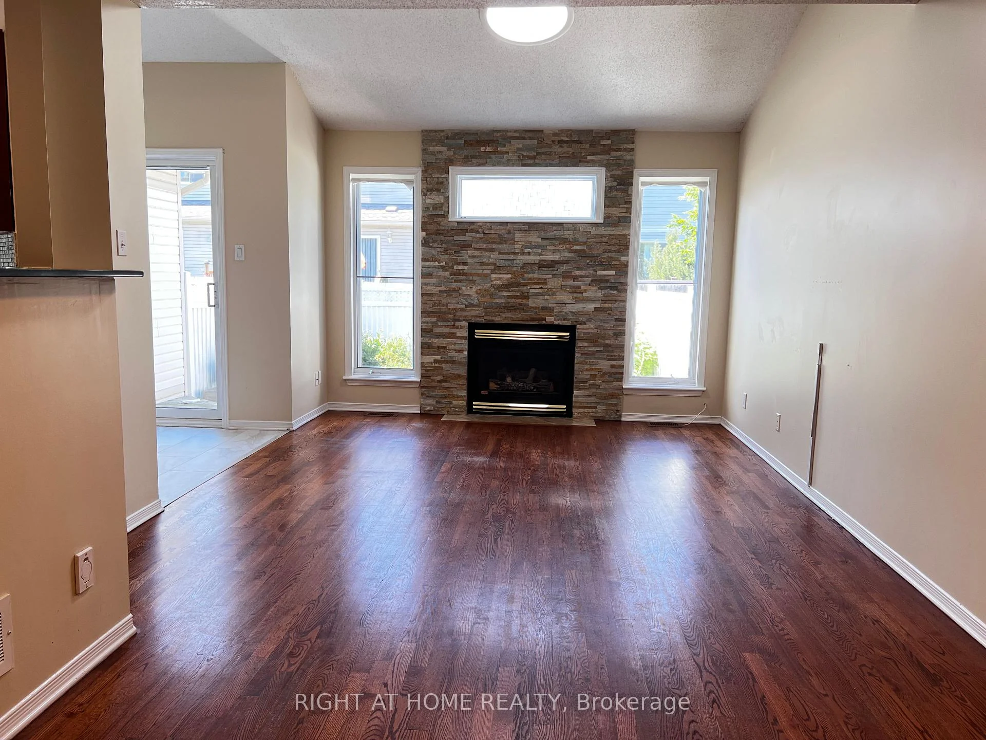 Photo 7 of 1741 Jobin Crescent, Ottawa, Carson Grove — HOMEH
