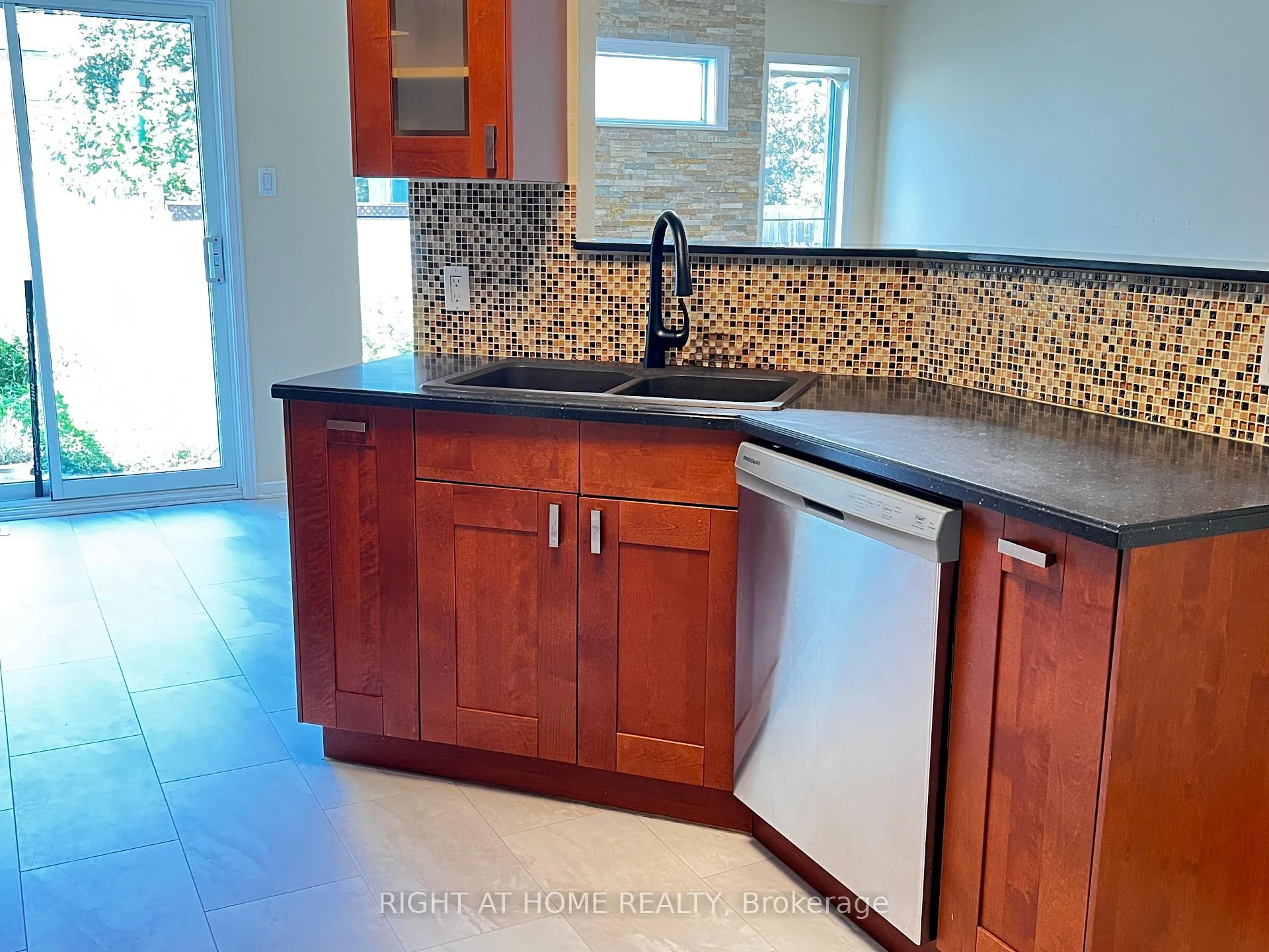 Photo 17 of 1741 Jobin Crescent, Ottawa, Carson Grove — HOMEH