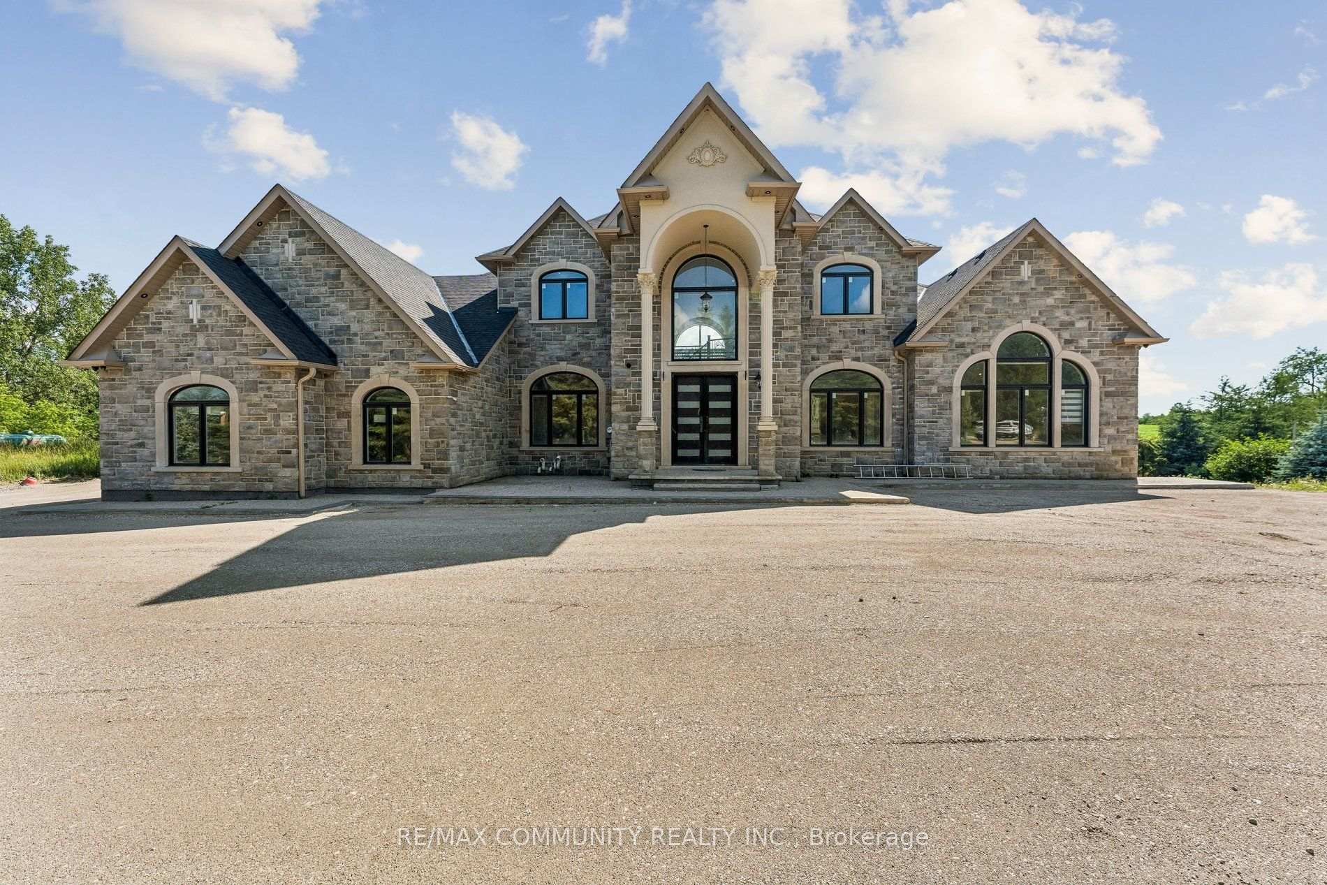 Front of 18118 Heart Lake Road