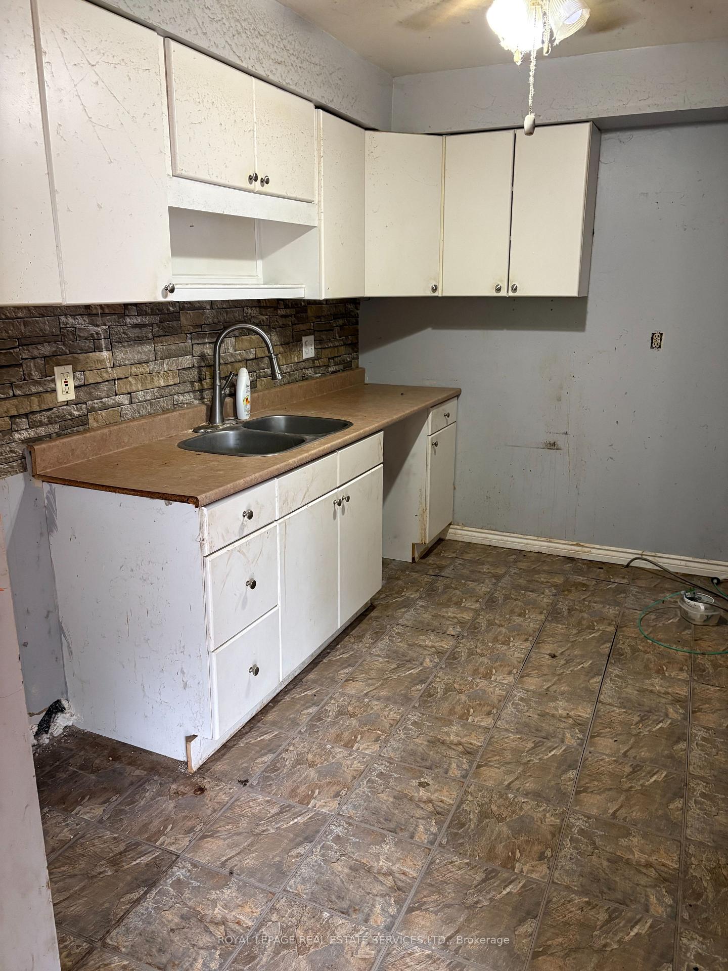 Photo 11 of 38 Parkside Drive, Brant, Paris — HOMEH