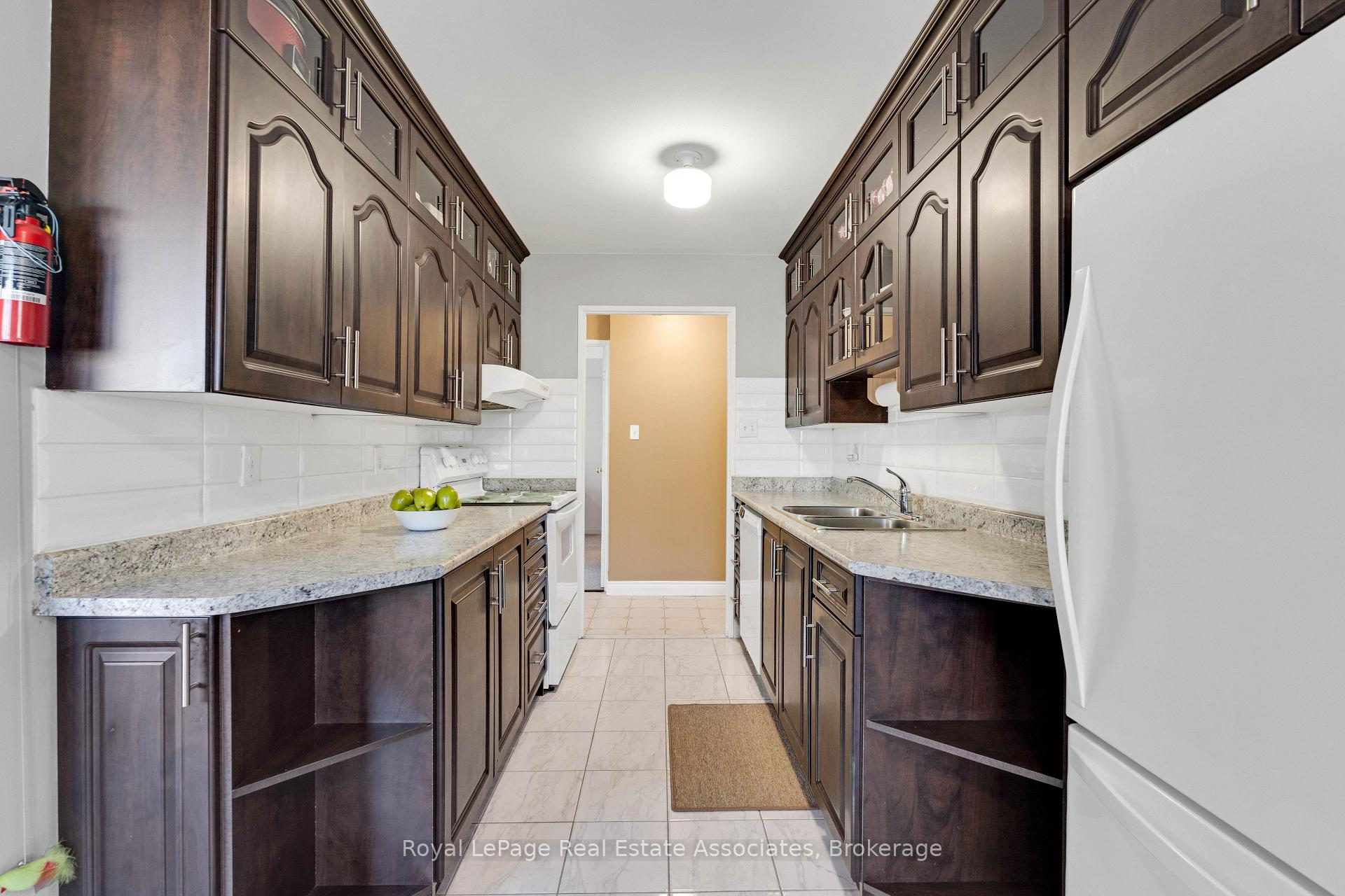 Photo 11 of Unit 912, 50 Elm Drive E, Mississauga, Mississauga Valleys — HOMEH