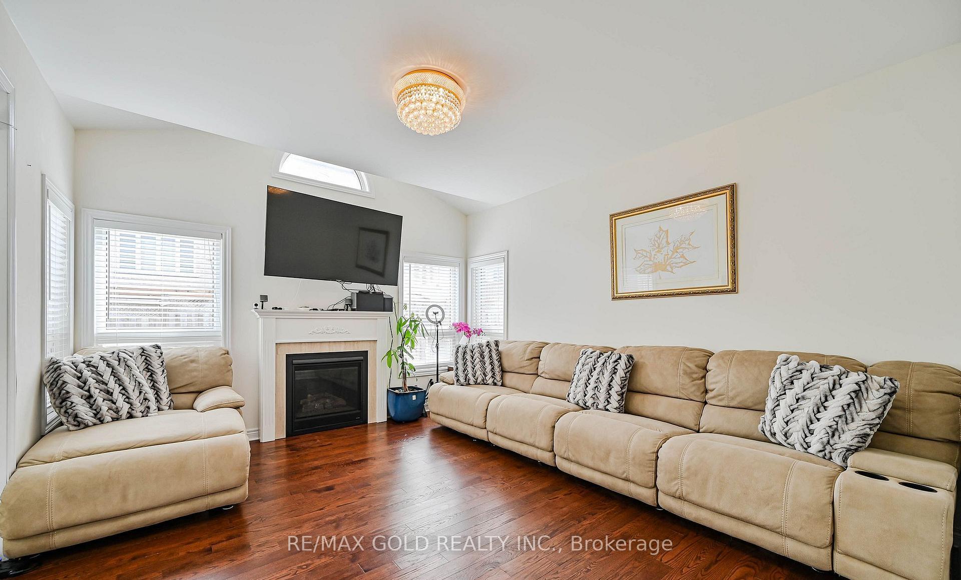 Photo 8 of 7 Bellotti Crescent, Ajax, Northeast Ajax — HOMEH