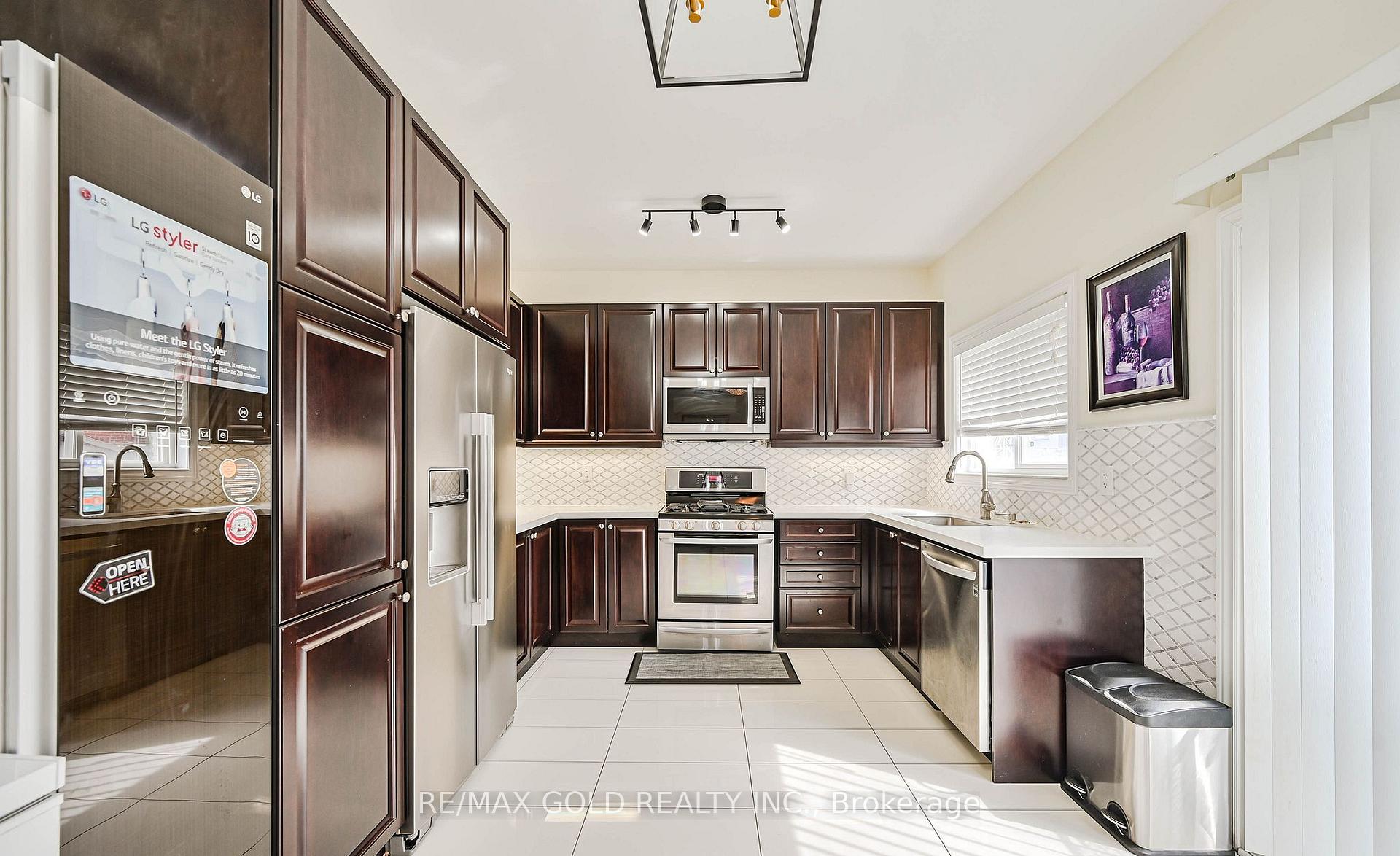 Photo 10 of 7 Bellotti Crescent, Ajax, Northeast Ajax — HOMEH