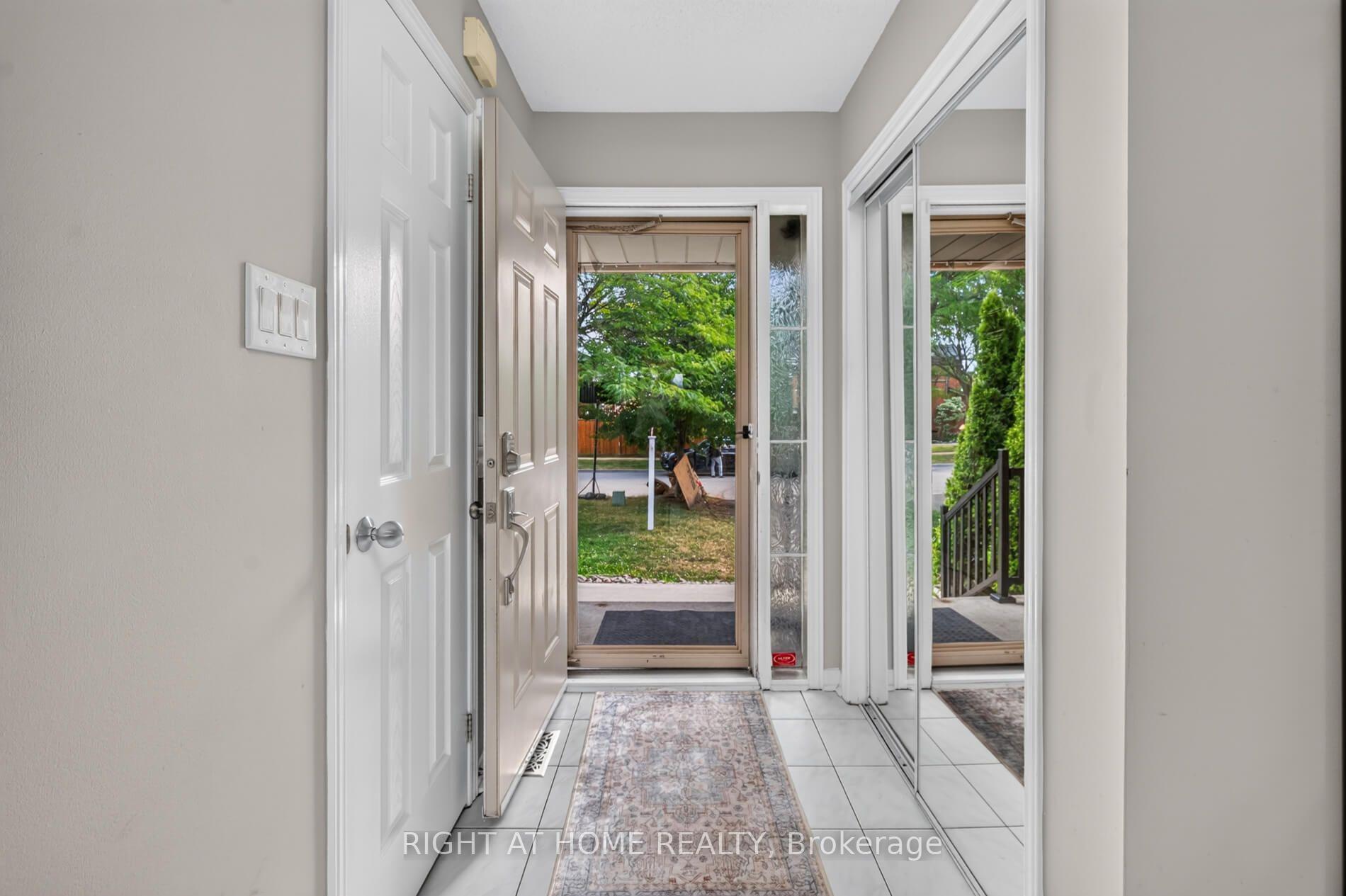 Photo 3 of 10 Lento Court, Vaughan, East Woodbridge — HOMEH