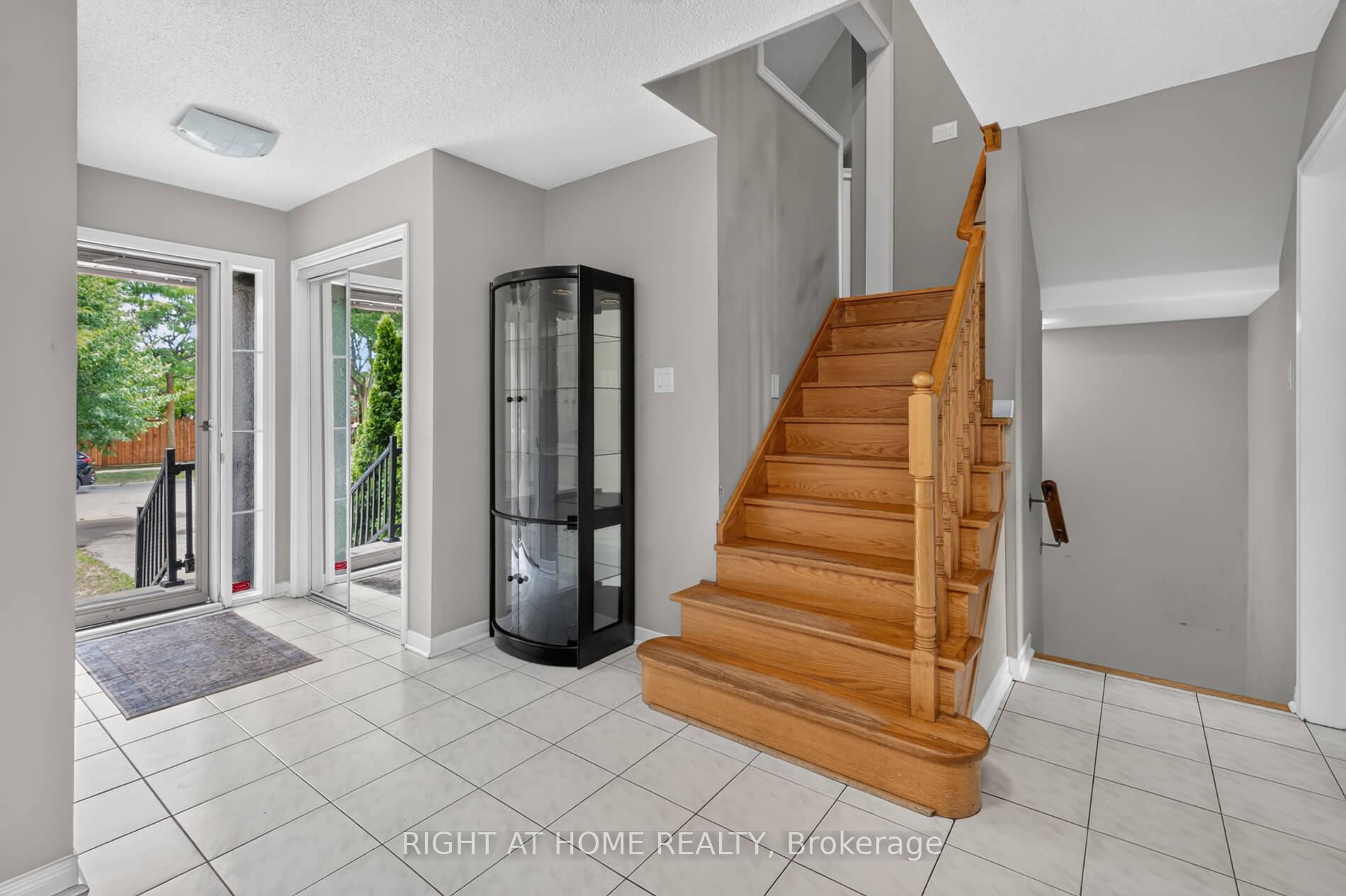 Photo 4 of 10 Lento Court, Vaughan, East Woodbridge — HOMEH