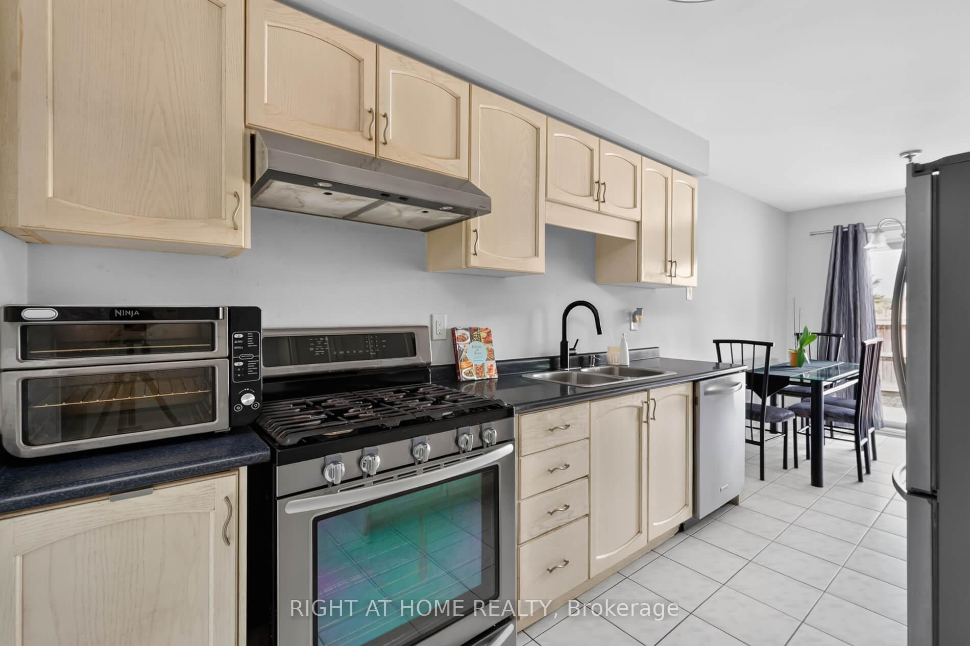 Photo 15 of 10 Lento Court, Vaughan, East Woodbridge — HOMEH